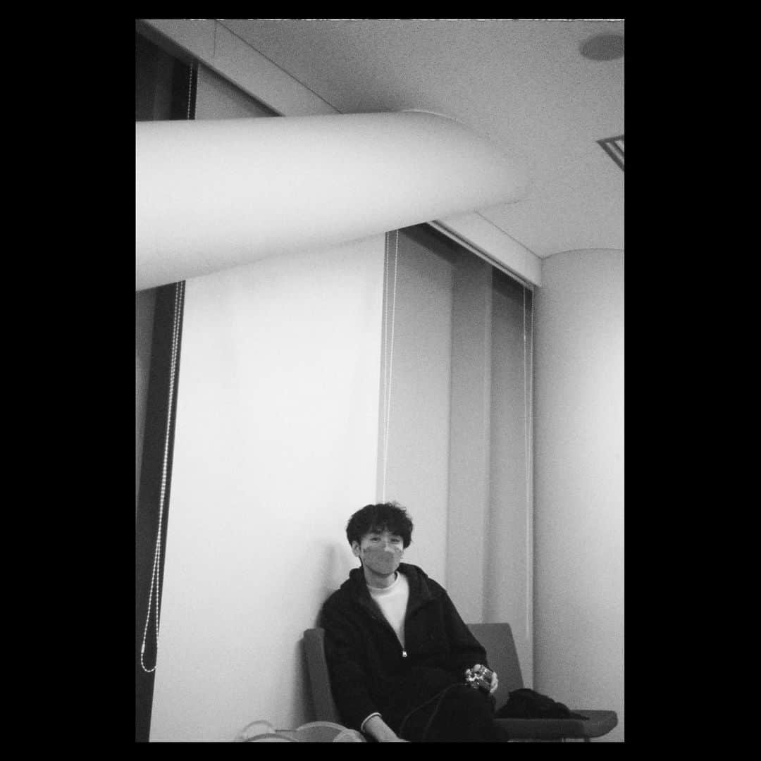 橋本淳さんのインスタグラム写真 - (橋本淳Instagram)「. 2022年も、まもなく終わりますね  一年が過ぎるのが年々早くなっていく 立ち止まってる時間はなく 常に、前に、時に、後ろに、左右に どの方向かには、歩きつづけたい  今年も色々な出会いがありました 幸せなことです。  人と出会って 自分の価値観を壊し壊され 新たなマインドになることの嬉しさ。  その好奇心と探究心は 常に意識して、今後も無くしたくない  慣れと怠惰は、すぐそこにずっといて 簡単に擦り寄ってくるけれど 意識と意思でなんとか遠くに置いておく  来年もその土台となるものは、 いついかなる時も持っておかねば。  今年も色々とやってきました その中でもやはり、 敬愛する二人の劇作家・演出家の 山内ケンジさん、加藤拓也さん と再び舞台を創れたことの喜びは大きかった。  そこが自分のスタートであり 目指すべきものが詰まっている  またそういった所に帰ってくるために 経験を積み、崩し 素人になりきれる玄人でありたい。  舞台「もはやしずか」では 企画から参加したことで その難しさと面白さを知ったので、 それは、 またの機会をお楽しみに。  お世話になった皆様すべてに感謝です ありがとうございました。 来年もどうぞよろしくお願いいたします。  年明けから、現在撮影中の ドラマ「#三千円の使いかた」や NHK「#大奥」、 テレビ東京「#ヒヤマケンタロウの妊娠」、 映画の公開など 皆様にお披露目する機会が、 様々ありますので 是非チェックしてみてください。  今年もお世話になりました。 皆様、良いお年をお迎えください では、来年、会いましょう🍊 . . . @dodra_tokaitv」12月30日 16時18分 - atsushi_hashimoto_official