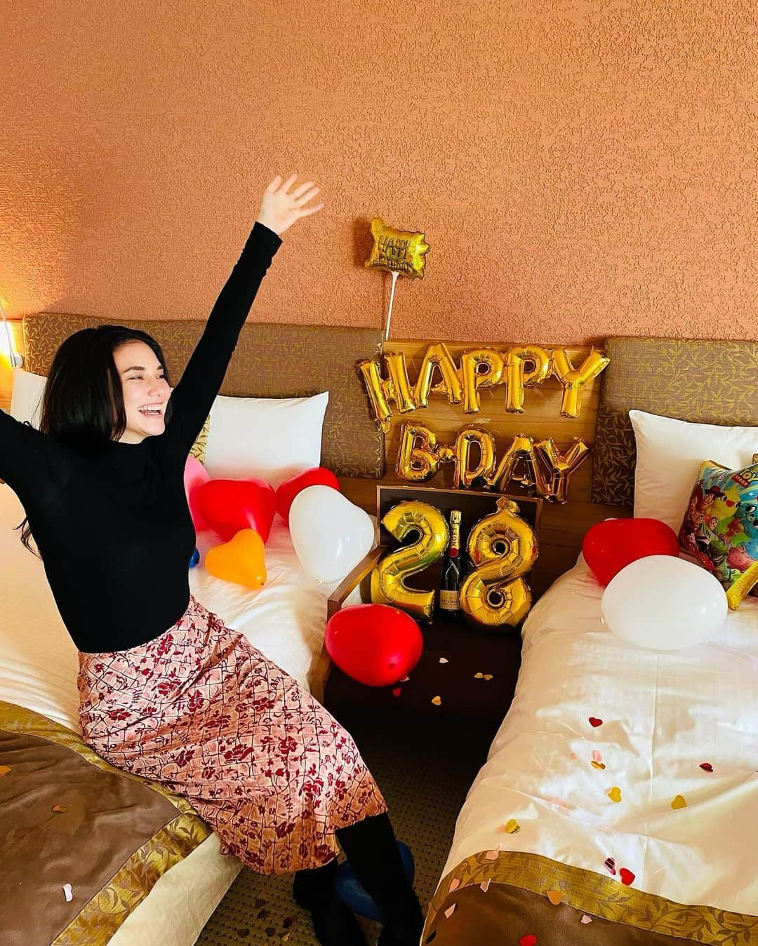 テイラー鈴木のインスタグラム：「28 times around the sun ☀️ Thank you all for all the sweet messages, I hope this year will be just as good if not better than the last ❤️  28歳になりました！お祝いメッセージ本当にありがとうございます。とても幸せです🥹💕　 大好きな2人と最高な誕生日を過ごしてます👨‍👩‍👦✨」