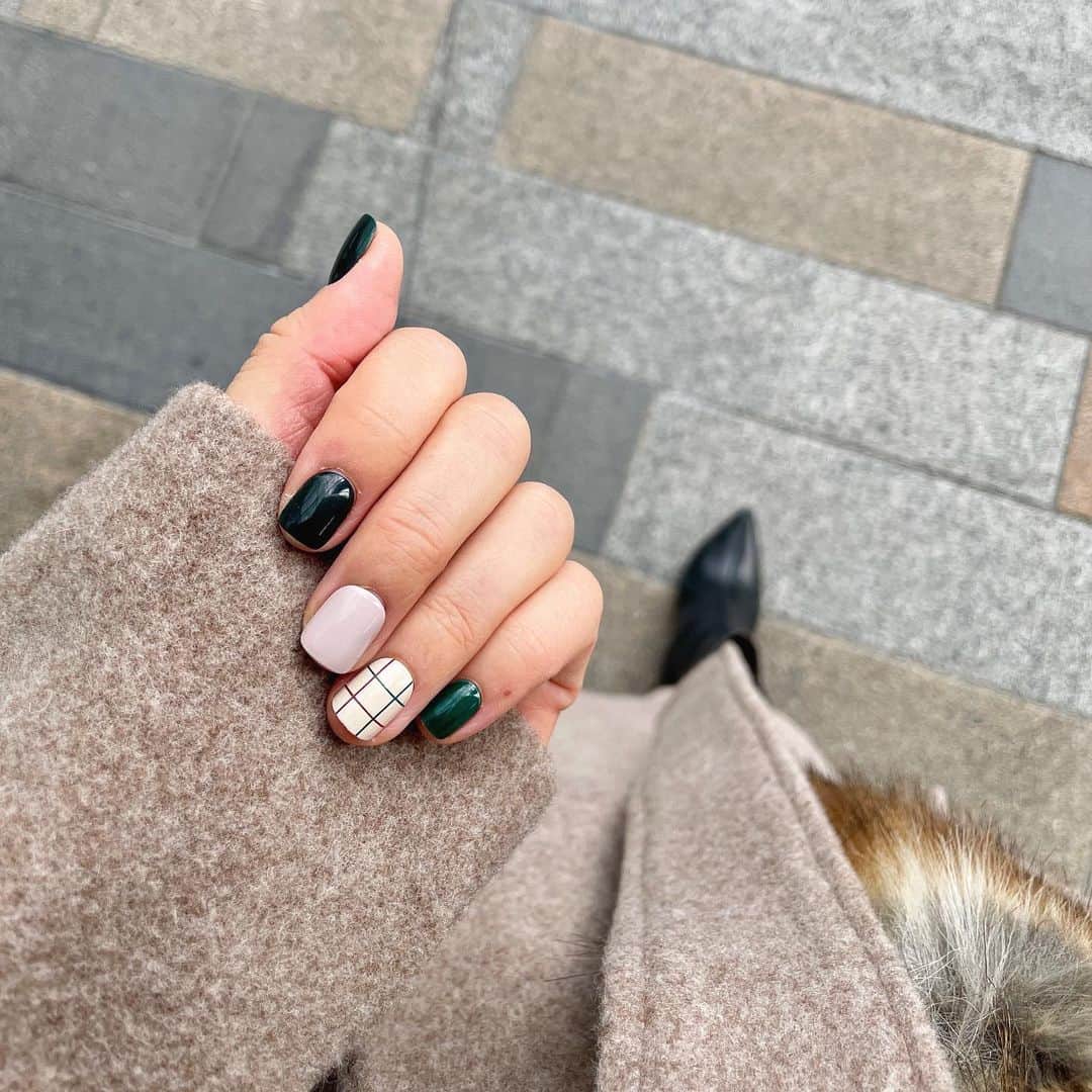 mimiのインスタグラム：「袖から見えるネイルって可愛いよね🥺 冬は特にお洋服と合わせてネイルがしたくなる♡  MUZMAK @muzmak.jp  は簡単につけれる再利用可能なネイルチップ🤍  不器用な私でも簡単につけれる。 そして再利用可能ってコスパよすぎ🤍  毎日ファッションに合わせて好きなデザインに変えれるのって嬉しい🥰  ☑︎Delight Green （ディライトグリーン）  チップ短くて 爪短いのが好きな私にはピッタリだった🥺🤍  ・ #muzmak #着せ替えネイル #おすすめ #萌え袖 #ネイルチップ #コスパ良すぎネイル #お手元倶楽部 #冬コーデ #冬ファッション #mimi服 #冬ネイル #短めの爪が好き #ネイル」