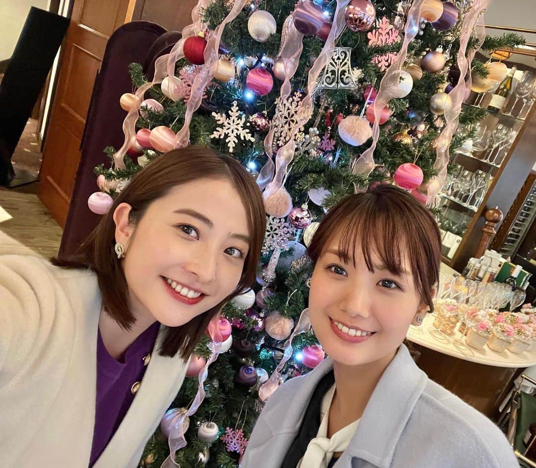 日比麻音子のインスタグラム：「2022年の思い出😌  一年頑張った私たちに御褒美ランチを✨ まだクリスマスの飾り付けがたくさんあって 散歩も楽しかった日🎄  今年もありがとう😊 来年もよろしくね☺️」