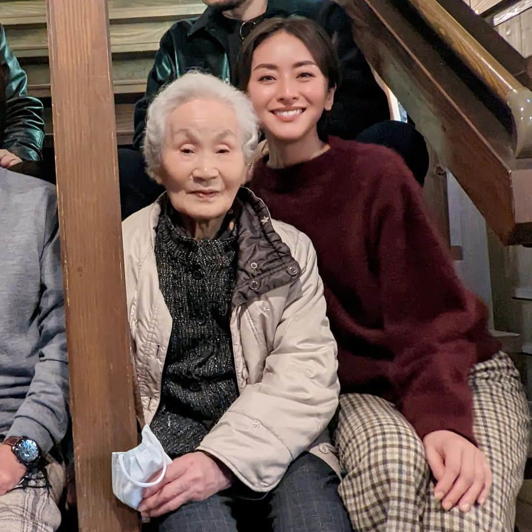 Yoshiko Kris-Webb クリス-ウェブ佳子さんのインスタグラム写真 - (Yoshiko Kris-Webb クリス-ウェブ佳子Instagram)「with my 94 yo Gramma. 2022年最後の旅は、94歳の祖母に会いに島根へ。最後はいつだったかなぁって。多分10年ぶりかなぁ？って。母の帰省とようやくタイミングが合っての、久しぶりの再会。  すごい元気だった。よく食べるし、私より喋るし、お肌もつるっつるで✨「これも食べんさい、あれも食べんさい」って。次から次へとお茶請けを出し続けてくれて、お腹いっぱいの年末🥰おばあちゃん、今年もありがとう。来年は一緒に写経をしましょうね。」12月30日 16時54分 - tokyodame