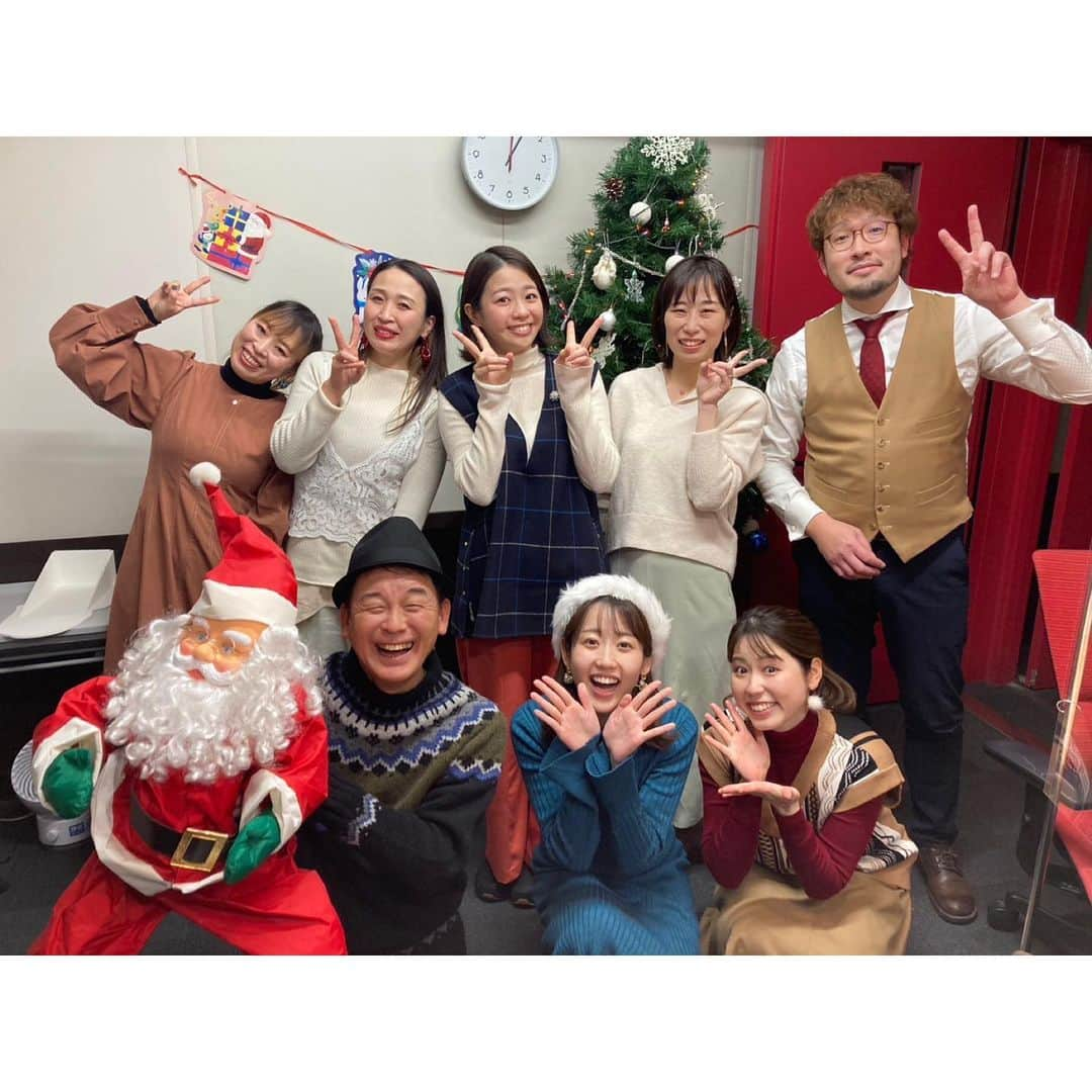 河村綾奈のインスタグラム：「24、25日のクリスマスに 『RCC ラジオ・チャリティーミュージックソン』 特別番組の放送を終えました。  スタッフやパーソナリティの皆さん、 素敵な歌や音色、笑いで彩りを加えてくださった出演者の皆さん、 何よりリスナーの皆さんに支えていただきながらの24時間でした。 本当にありがとうございました。  公開生放送に来てくださった皆さん！雪の中無理をさせてすみません！とても心強かったです🔥 ありがとうございました！  なかなか伝えられなかったことも多かったけど、 この立場を任せていただいたからこその学びや 感じたことがたくさんありました。  視覚障害に関して、メインパーソナリティが一番知っておかないといけないと思い、 自分なりに本を読んだり、調べたりしたつもりでしたが、 目の不自由な方と実際にお会いして伺った生の声に勝るものはありませんでした。 その方々が『音の出る信号機の存在は本当にありがたいです』と仰るのなら、微力でも力になりたいと思いました。  特別番組の中で、RCCラジオのパーソナリティたちが、取材報告や自分たちの想いを伝えてくれました。 もしも、どこかで発見や共感がありましたら、 みなさんの想いを募金という形にしてお寄せいただけますと幸いです。 1月31日まで受け付けています。 引き続き、どうぞよろしくお願いします。  今年も、嬉しい出会いや悲しい別れがあり、 できた事も、できなかった事もたくさんありました。 でも、新しい年は新しいチャンスをくれると信じて！ 期待感をたっぷり込めて2023年を迎えたいです。  1年間、ラジオやテレビにお付き合いいただき、 ありがとうございました。」