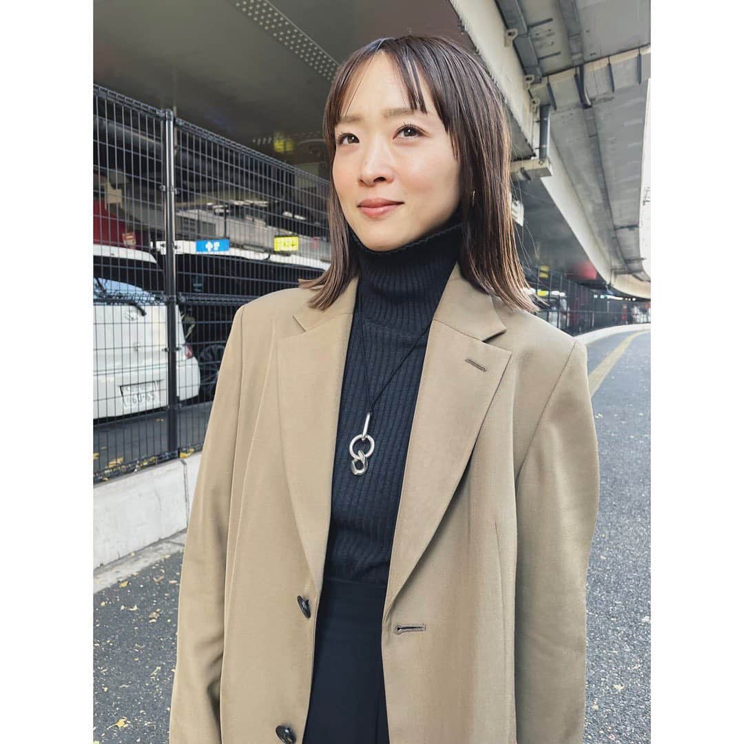 野尻美穂のインスタグラム：「久しぶりにジャケットスタイル。 NBもベージュトーンが良い感じ⚪︎ そしておかえり私のアレアちゃん🥹シルクコード切れちゃってパリにお直し出してもらったんだけど、ヴィンテージでも探せば品番出てくるすごさはやはりエルメス🤝コードカラーは変わってもこれからも沢山使う🥹🤝  あぁ年末感出てきたぁ😮‍💨🎍  #これからどれだけ太らずにいれるか😇 #年末 #wai_ships  #アレア #newbalance9060」