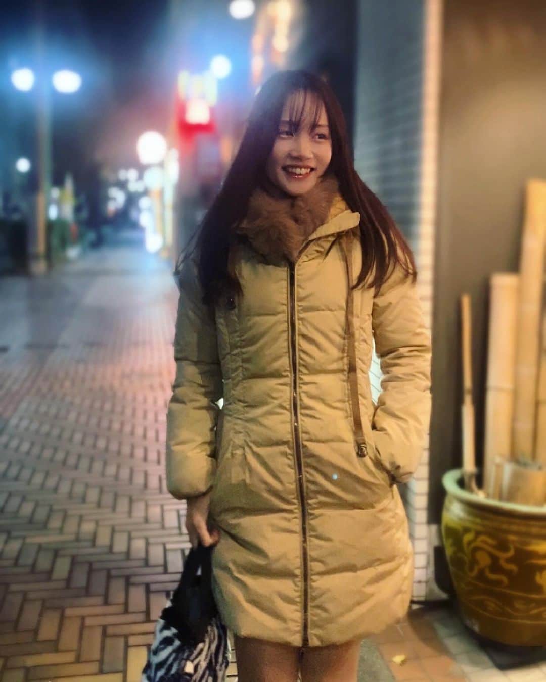 古田ちさこのインスタグラム：「🧥🧣👢  年の瀬ですね〜☃️ 慌ただしく過ごしてますか ? お家でゆっくりしてるかな ?  この日は気心の知れた仲間数人と忘年会🍻 横浜のお好み焼き屋さんへ行きご機嫌で出てきたところ🏮笑  コートは10年以上着ているモンクレール🧥 別注品で人と被りにくいミルクティーカラーとマットな質感が上品でお気に入りなの✧˖  色が薄い分汚れが目立ってしまうのですが信頼出来るところでクリーニングしてもらいながら毎年大事に着ています。  クリーニングをお願いしているのは  @proshophiraishiya さん🫧 高級ダウン専門のクリーニング屋さんです。  水溶性、油溶性、不溶性など汚れの種類に応じたシミ抜き技術もあり、染め替えやリペア対応も出来るみたい。  創業80年の老舗でダウンクリーニングの受注数は全国一位、安心して大事なダウンを預けられます🥇  何よりスマホで頼んで梱包資材持参で取りに来てもらえて最小限のやりとりというのが最高なのです…🥹  おかげで歳も無事に越せそう ! 🍊笑  ゴルフの100切りが出来なかったこと以外は2022年悔いなしです🥹  まだあと1日ありますが皆さま、良いお年を〜✨  #2022年有難うございました。 #良いお年を #年末 #忘年会 #ダウンコーデ #コーデ #moncler #monclerdown #monclerjacket #大人コーデ  #冬コーデ #冬コーディネート #大人女子コーデ #時裝  #proshophiraishiya #PROSHOPHIRAISHIYA #PR #モンクレールクリーニング #カナダグースクリーニング #タトラスクリーニング #ダウンクリーニング #ウールリッチクリーニング #バルトロクリーニング #ダウンコート #ダウン」