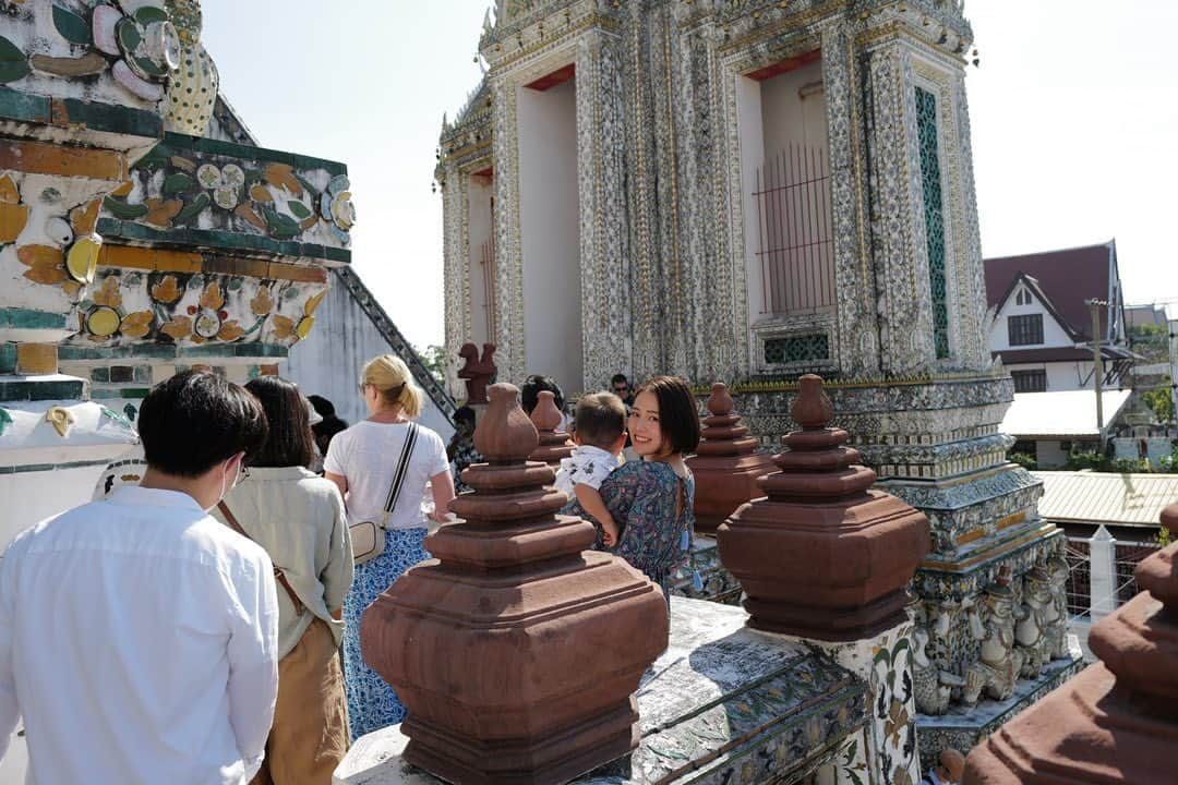 西澤絵理のインスタグラム：「バンコクにいます〜🇹🇭 今日はWat Arunに行ってきました🛺  今年も1年間ありがとうございました！ 2022は昨年と変わらず子育ての1年で、すっかりInstagramを離れていましたが(みんなの投稿はみてる😚)たくさんの方にお世話になりました。  アプロアカデミーでオンラインレッスンをさせていただいたりpilatesの勉強をしたり、色んなところへ旅行したり‥ とても幸せな1年でした💃  そして現在第二子妊娠中で春にはもう1人家族が増える予定です👶🌸 来年も子育てメインの年になりそうですが、皆様どうぞよろしくお願いします🌙」