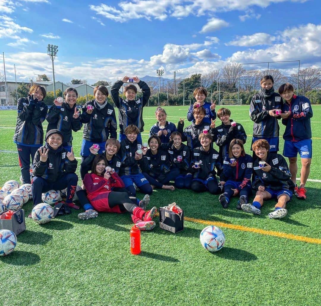 のインスタグラム：「.  今年最後の練習でした！ 2022年ありがとうございました🤝  #ノジマステラ神奈川相模原  #蹴り納め #今日もよく走ったなー笑」