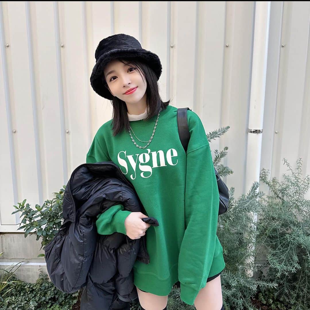 のインスタグラム：「ZOZOTOWNでたくさんお買い物しました！ 特にお気に入りなのは2枚目のガーリーなコーデ🎀 髪の毛が伸びてきたので、やっと可愛い系統の服も合うようになってきて、嬉しいです！  みなさんはどのコーデが好きですか？  #ZOZOTOWN #ZOZOTOWN購入品  #ZOZO活 #PR」