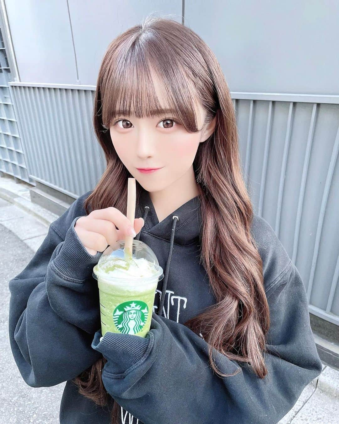 葉月沙耶さんのインスタグラム写真 - (葉月沙耶Instagram)「抹茶玄米もちフラペチーノ꒰ 🍵 ꒱  大きめパーカー大好きっ ̫ ‹ ᐝ♡♡ 写真撮るぞって感じじゃない日は毎日パーカー着てる⸝⸝⸝♡︎  おしりまで隠れるくらい大きいやつ‪‪❤︎‬  いっぱい集めたいなあ👶🏻‪‪❤︎‬  #スタバ #スタバ新作 #スタバカスタム #抹茶玄米茶もちフラペチーノ #フラペチーノ #大きめパーカー #パーカーコーデ #パーカー #パーカー女子 #パーカーワンピ #ロングヘア #エクステ #アイドル前髪」12月30日 17時31分 - sayapon_310