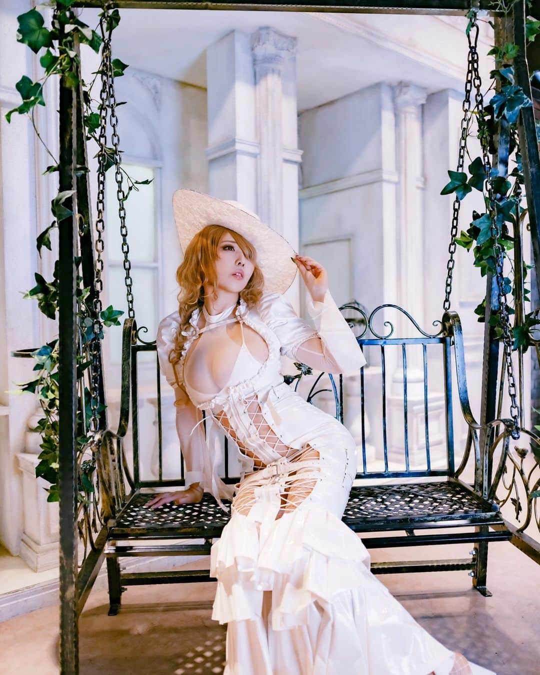 のインスタグラム：「今回のコスプレは東エリアだよ☺ 遠方やお仕事で来れない方に通販を開始するから待っててね！ ⁡ * * * * * 🍑ももれくフレンズ予定🍑 ⁡ 12/31  コミケ A68a 1/7　  大阪！撮影会 1/8　  大阪コスロムコンプレックス ⁡ 🍑毎日更新中ファンクラブサイト「Fantia」🍑 Instagramに載せられないのが載ってます♡ https://fantia.jp/fanclubs/17179 ⁡ 🍑＼To my overseas fans／🍑 ▶️https://www.patreon.com/momoreku ⁡ ⁡ 🍑毎日更新中ファンクラブサイト「Fantia」🍑 Instagramに載せられないのが載ってます♡ https://fantia.jp/fanclubs/17179 ⁡ * * * * * #エナメル #貴婦人 #魔女 #マーメイドワンピース #むちむちボディ #巻き髪 #白 #撮影モデル #角色扮演 #freelancemodel #cosplaygirl」
