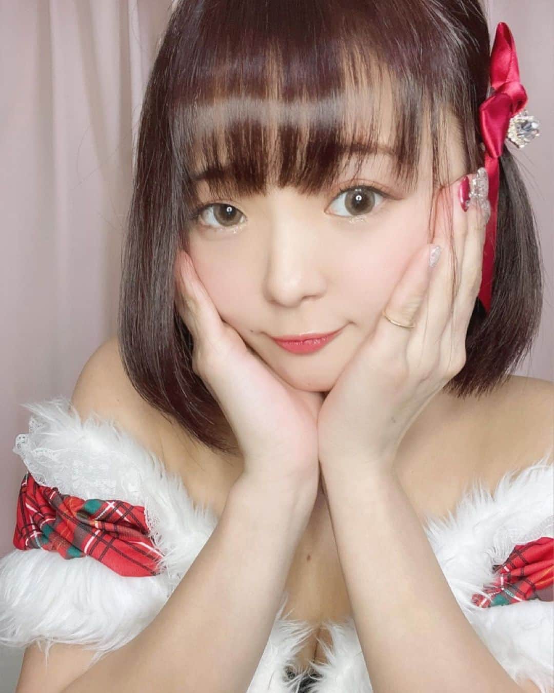 NI-NA（ニーナ）さんのインスタグラム写真 - (NI-NA（ニーナ）Instagram)「今年はクリスマスもイブみんなと過ごせて幸せでした🎄💓 . そういえばイメチェンでぱっつんに 🤭✄�✄�✄�  #サンタコス #クリスマス #被写体 #ぱっつん前髪 #黒髪ボブ #xmas #merrychristmas #followme#photography #portrait #japaneseidol #instalike #instagood #like4likes #like4follow #followme」12月30日 17時38分 - niina.0110