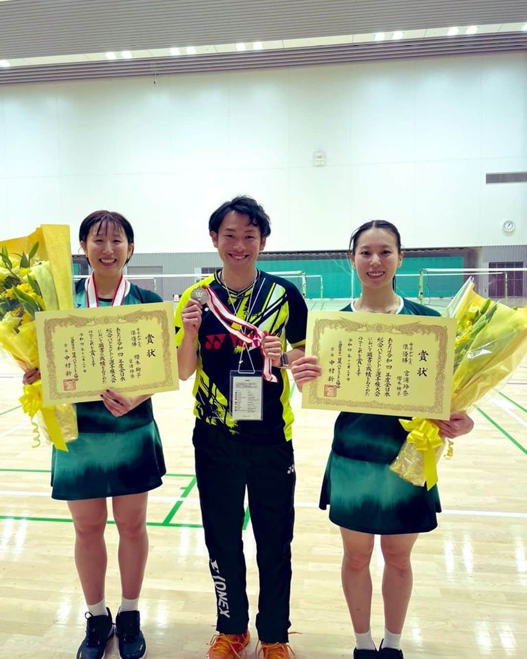 のインスタグラム：「準優勝！ 女子ダブルスコーチとして一年やってきて、最後勝たせてあげれなかったことは…悔しいですね。 皆さん応援ありがとうございました。  久しぶりの長期休みなのでバドから離れて、ゆっくり休みたいと思います🫡  皆さん良いお年を〜  #全日本総合バドミントン選手権大会  #ヨネックス #yonex #櫻本宮浦 #準優勝 #髙橋明日香 #３位 #保原鈴木 #5位 #木村百伽  #ベスト32」