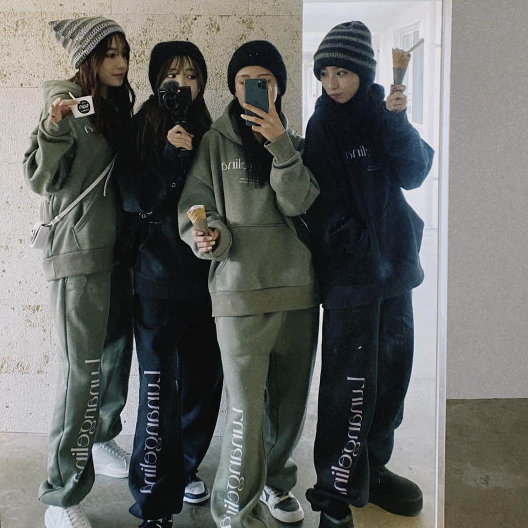 のインスタグラム：「@lunangelina_official のセットアップ 4人でお揃いしたよ〜✌︎  3枚目は 久しぶりにプリ撮ったけど顔変わりすぎて、ダレ、、🥸」