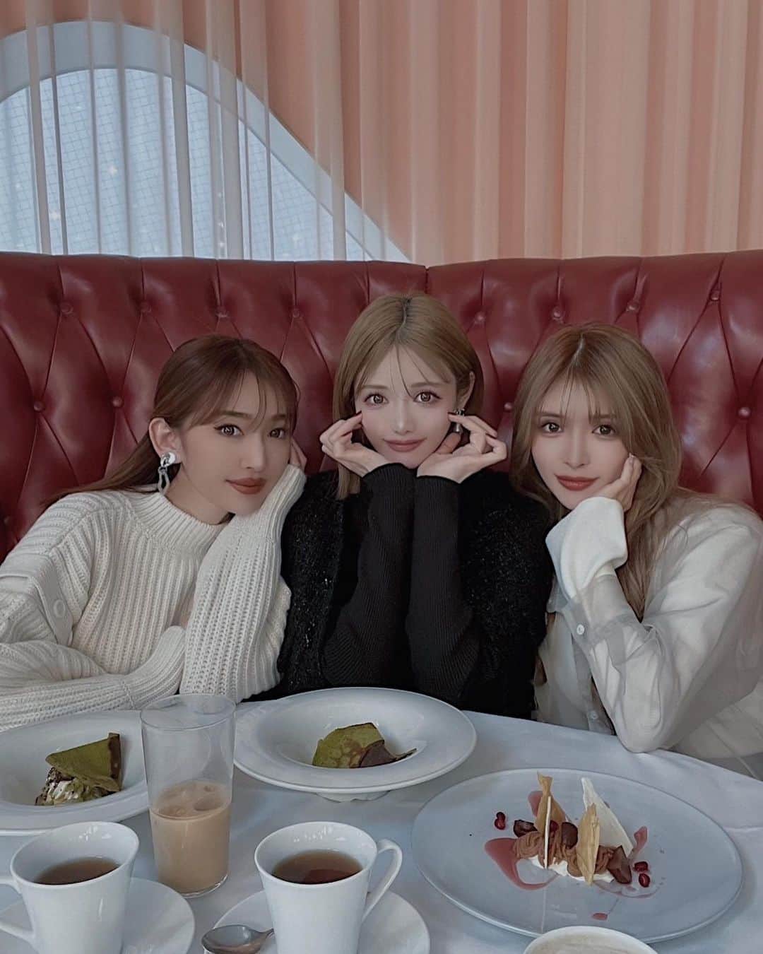 小原優花のインスタグラム：「毎年恒例のしずかちゃん❤︎かなえちゃん❤︎との忘年会🥰  今年はかなえちゃんのご結婚、しずかちゃんの息子さんが小学校入学とおめでたい年でした！！🥹🙏🏻💐  来年もハッピーな思い出が増えていくのが楽しみです🫶🏻💓  そしてかなえちゃんが3人お揃いの帽子をプレゼントしてくださいました！😭💗💗💗 可愛い帽子を選んで下さって本当にありがとうございます！！🙏🏻💕 早速愛用してます🥺❣️  次はお正月に会えるのを楽しみにしております🐇♡  皆さまもゆっくり良いお年をお迎えください🍀」