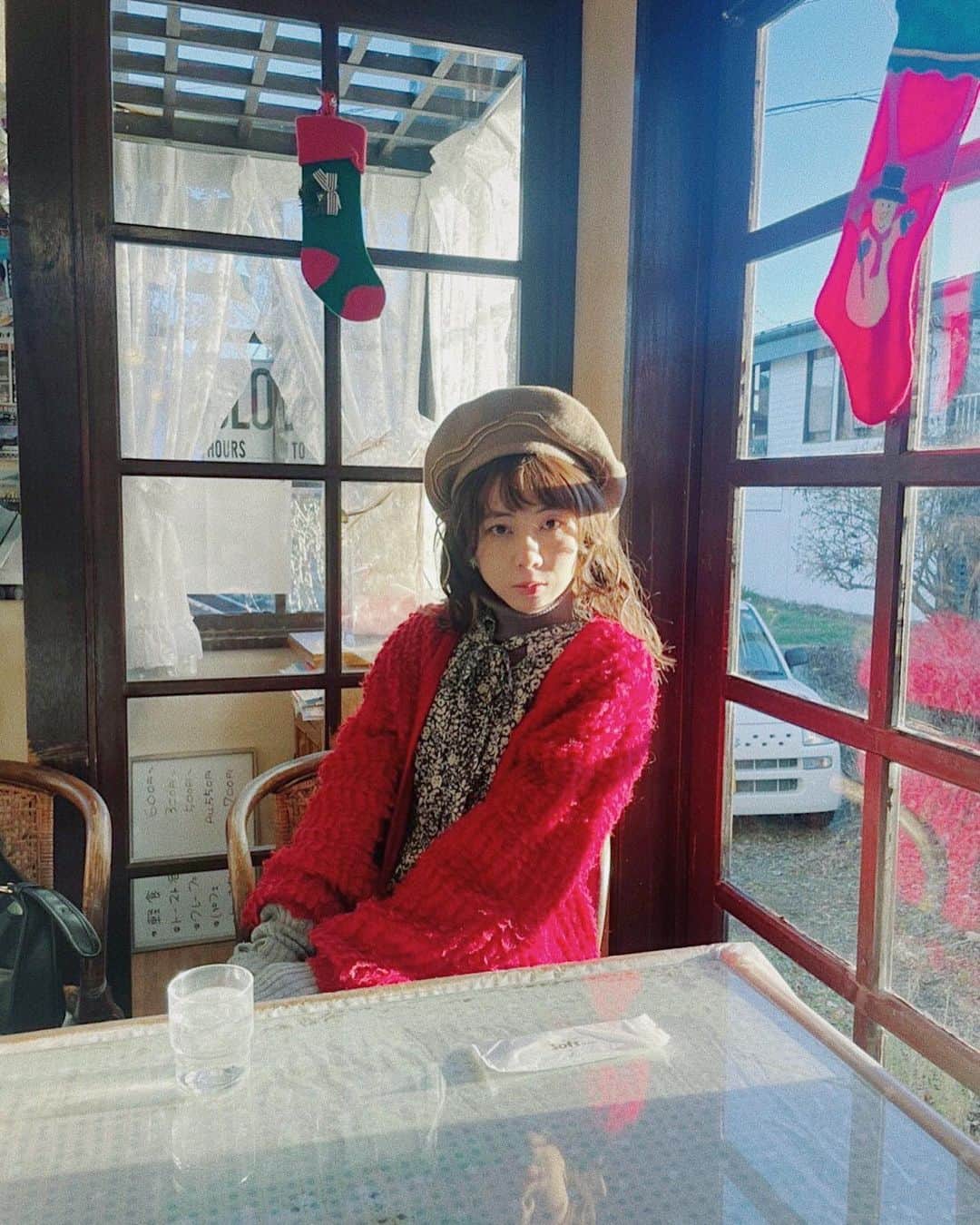 木村仁美のインスタグラム：「さいきんのこと❁  お久しぶりです。 ここ最近は体調を崩したり、ずっと寝込んでいたりしましたが、なんとか元気になりました。 元気に越したことはないですね。寝過ぎて背中が痛いです。  そういえば、パーマをかけましたよ。くるくるヘアです✴︎  少し遠くへ旅をしたり、クレープを食べたり、蒼生ちゃんと草原で走ったりしました。富士山も見た。  色んなことが変わったり、新しい出会いがあったり、そんな一年です。  姪っ子が産まれたのも、ビックイベントのひとつでした。とっても可愛すぎて、愛おしい存在がこの世界にまた増えちゃった…❁  大切な人が、ものが、増えるたびにもう少し生きたいなと思って、ちょっとずつがんばったり休んだり生きて、生きて、ここまできましたね。  蒼生ちゃんとも結婚したり。 これからもずっとこの世界を共に生き抜いていこうぜ、という決意みたいな。 リヴィちゃんと一緒にね。チームみたいな🐈‍⬛えいえいおー！って、子どもみたいな家族みたいな。  気づいたら海底を歩いてるんじゃないかと重く、辛く、暗い日々も、ほんの少しだけ遠くに感じます。  みんなの前で、自分らしく表現することができるようになってきたなぁ。歌も、歌う機会をもらえたり、楽しかった。  あれ、なんだか一年を振り返る投稿みたいになっていましたね。  みんなの年末年始、心優しくあたたかな日々がありますように。  愛を込めて。  2022.12.30  chami」