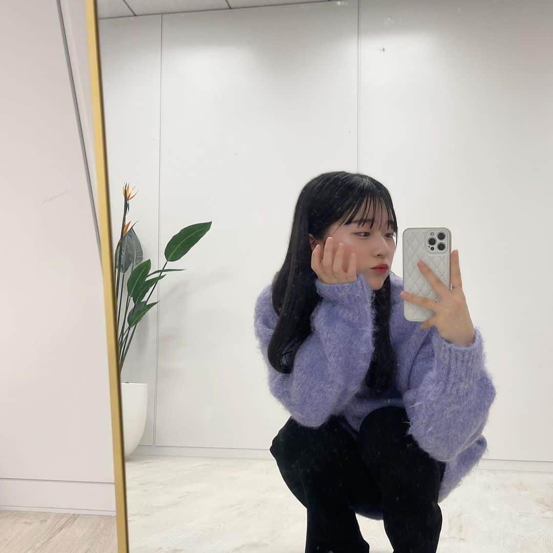 のインスタグラム：「ニットって1枚でかわいく着れるからてんさい！ 紫似合ってる？？🧐  #wego  #ウィゴー  #wegoコーデ  #wegoアウター  @wego_official」