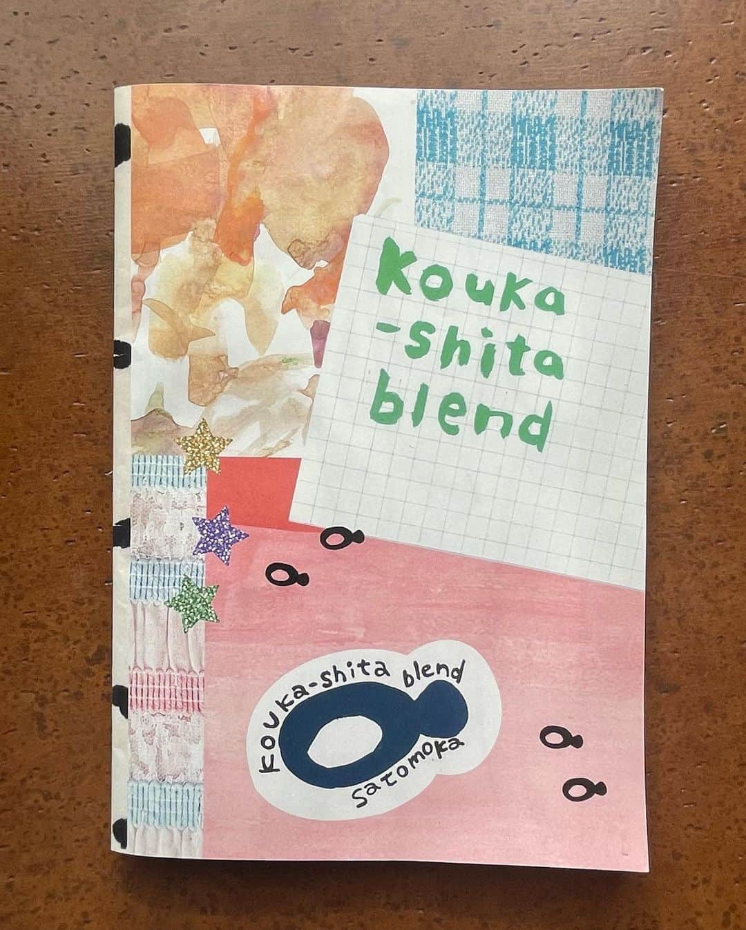 さとうもかのインスタグラム：「ZINE「Kouka-shita blend」と 校章ステッカーの通販が始まりました🎉 . ZINEは私が「melt bitter」を作った2019年頃から、独立を発表した2022年までの色んな出来事や作品の事、心境などを、音源のディスコグラフィーと共にお話ししております！ . 大好きな漫画家・コラムニストの渋谷直角さんとの対談や、私のほんまの母との対談もあります🍰 上京の事、好きな○○Best3、部屋の間取り図、生活リズムグラフなどなど、、、本当盛り沢山です！！ . 今作は、ライターもやっているマネージャーの立石さんにがっつりインタビューして頂いて作ったものなので、かなりしっかりした読み物になっていると思います🔥 早めに購入してくださった方には、１月７日実施予定の購入者限定特典配信ライブのQRコードがついてきます！🍰 . ステッカーはFCもか学苑の校章というイメージで、中島ミドリさんに作って頂きました🧡 . . 沢山の方々にご協力頂きました！ 今年が終わるまでに出せて嬉しいです！ ほんとにありがとうございました🌟 . DESIGN タキ加奈子さん(soda design) @soda_taki  吉本穂花さん(soda design) @honokayoshimoto  坂田瑠菜さん . ILLUSTRATION  渋谷直角さん(P7〜14) @shibuyachokkaku  中島ミドリさん(P22〜25 Back ground) @midorinakajima_  . TEXT FIXER 田辺光くん @thehikaritanabe  . EDITOR & WRITTER 立石郁(YUUI inc.) @mimi_puffer」