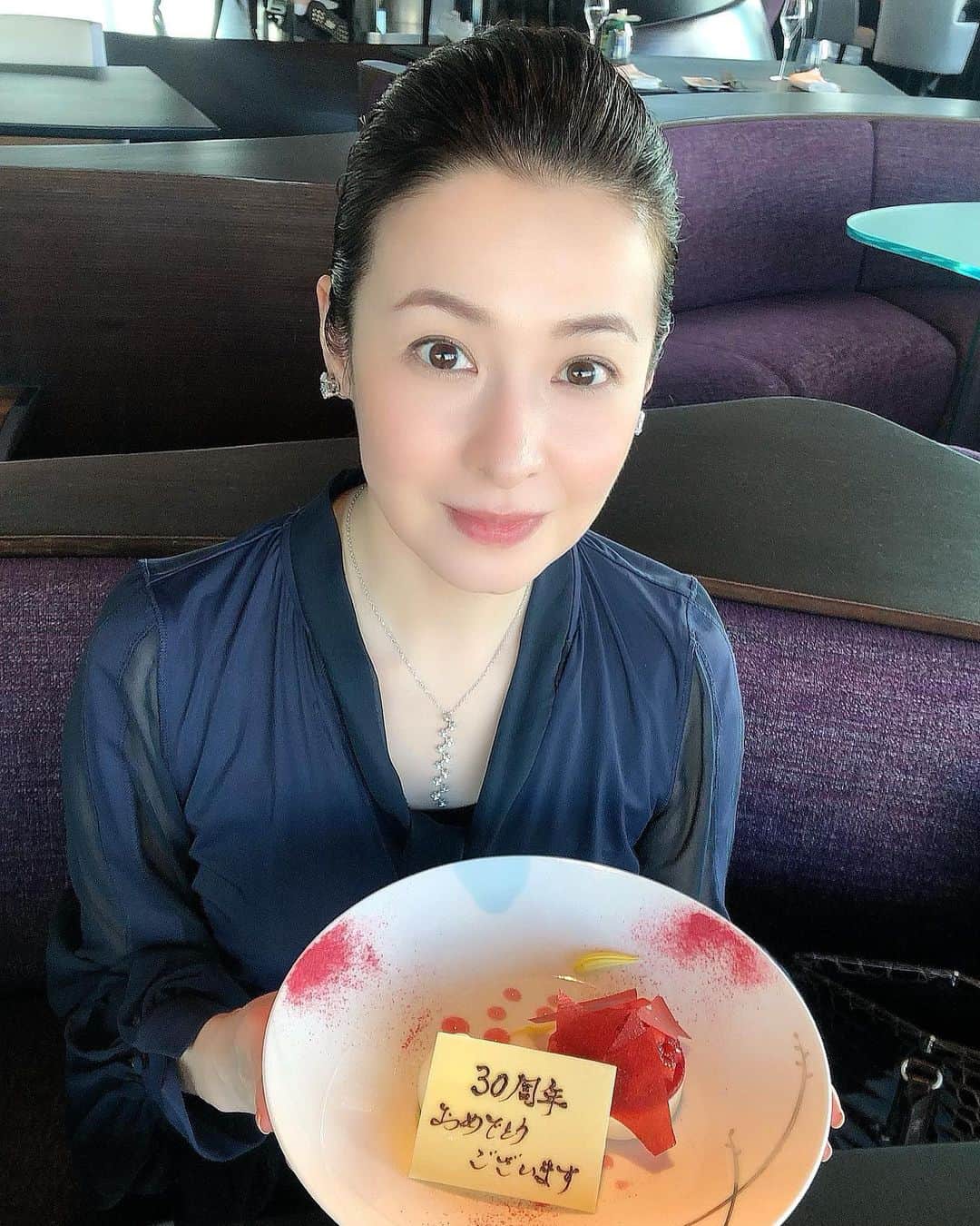 檀れいのインスタグラム：「🌹🌹  宝塚時代の後輩から、サプライズで30周年のお祝いをして頂きました🌈✨  お互いにお顔を合わせてお話するのは 本当に久しぶりなのに、 あの頃と変わらず、穏やかに和やかに 笑顔に溢れる数時間✨  とてもとても幸せな時間でした💖  天野ほたるちゃん✨ 南海まりちゃん✨ 本当にありがとうございました💖 宝塚の舞台に全てを捧げていたあの頃✨ 出逢えた事に感謝しています✨  年末に素敵なサプライズをありがとうね💖  檀れい🌹    #檀れい #danrei #30周年 #サプライズ #ありがとう #天野ほたる さん #南海まり さん #感謝  #素敵な後輩」