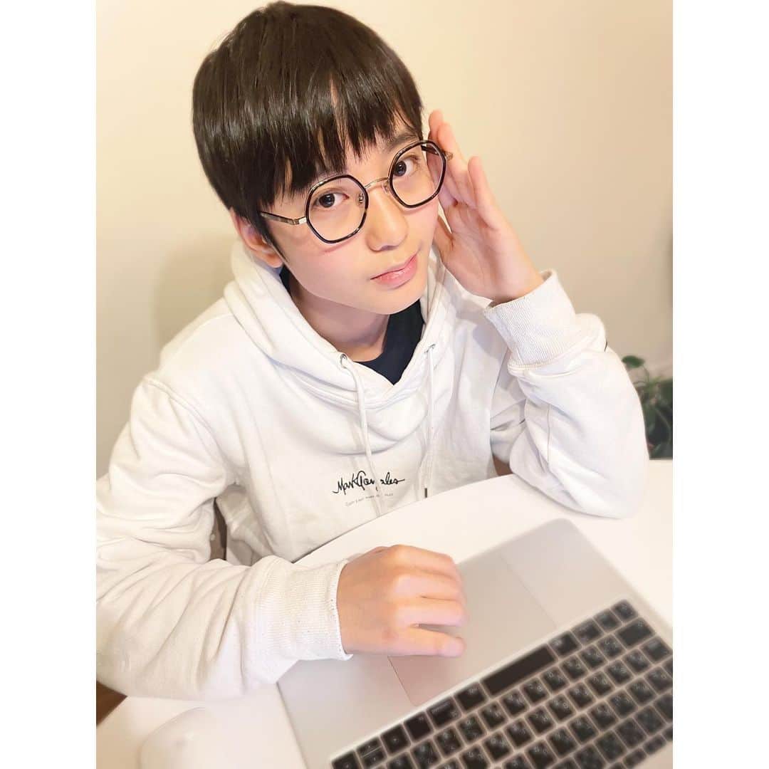 のインスタグラム：「✳︎ 初めてのメガネを買いました！ 六角形ーーーー  見える…見えるぞ… ・ ・ ✳︎ #髙橋來」