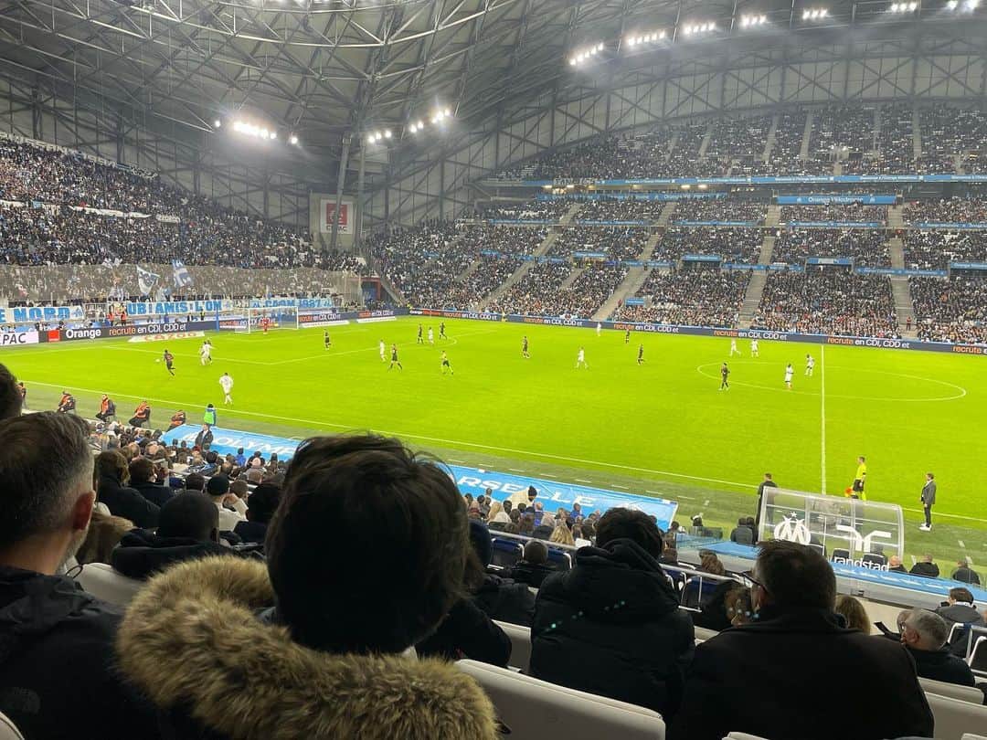 酒井宏樹のインスタグラム：「Belle victoire hier l’équipe OM. Et Les supporters de l'OM sont vraiment super 👏👏 ⁡ “熱さ” この殺気に近いような熱さがあるスタジアムの雰囲気が選手達を死に物狂いで闘わせるんだなと。5年間を思い出しました。 ⁡ そしてこのスタジアムでプレーするアドがとても誇らしかったと同時に凄く羨ましかったです。 良い刺激もらいました。 これでまだまだ自分も頑張れます！ #teamOM #ホームでは絶対勝つというマインド #ここで教わりました」