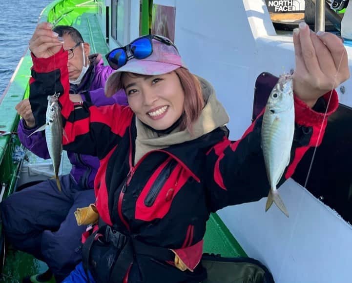 川目梢のインスタグラム：「横浜市・金沢漁港『進丸』でLTアジ🎣 ライトタックルなので お手軽さと豪快な引きも味わえて 初心者さんやお子さんには断然オススメな釣りであります🎣  正船長のレクチャーは 初心者目線でバッチリ教えてくれるので どこの船宿に行くか迷子の方 ぜひ進丸へ🙋‍♀️🙋‍♀️🙋‍♀️  #アジ釣り#進丸 #釣り #釣り好きな人と繋がりたい #釣りガール #釣り女子 #釣りバカ #釣りスタグラム」
