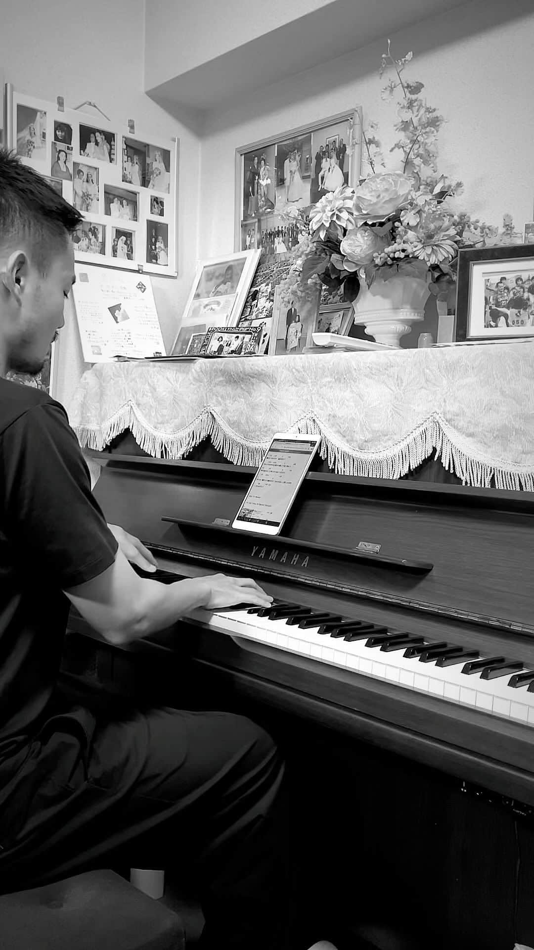 島川俊郎のインスタグラム：「#クダリ  #mrsgreenapple  #歌ってみた  #実家 写真から島川家の歴史感じます。 今更ですけど、この曲最近しりました。 めちゃくちゃいいです。」