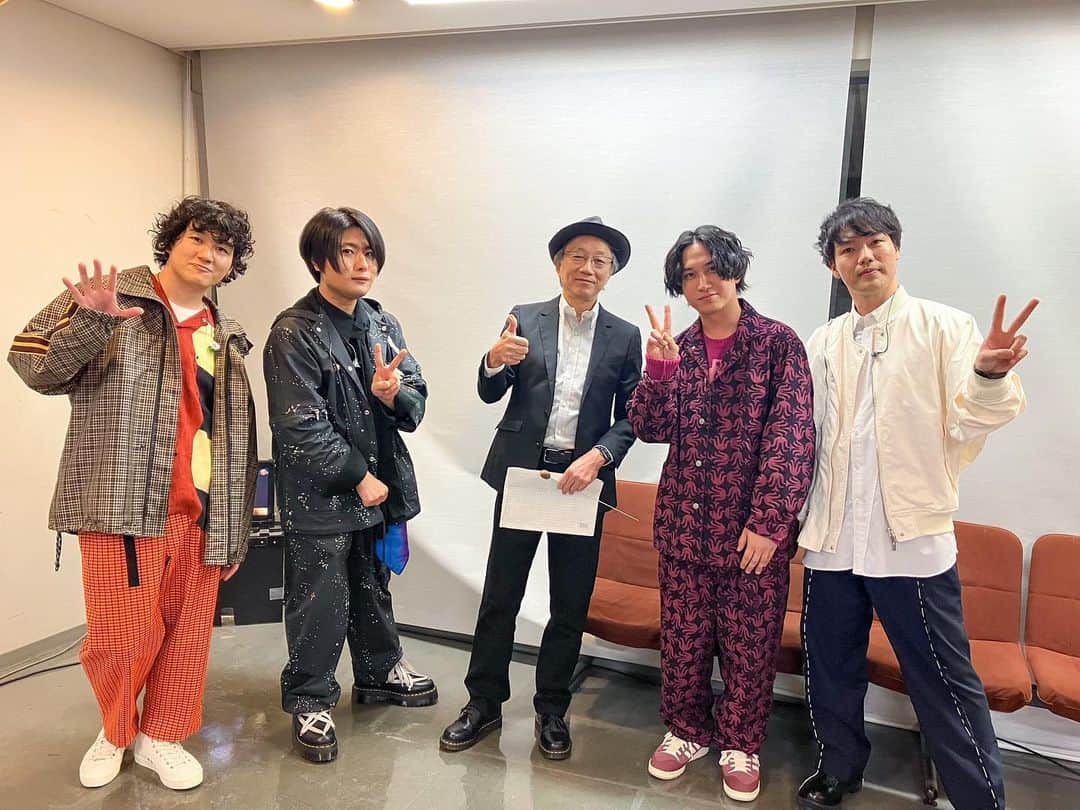 長谷川大喜のインスタグラム：「日本レコード大賞。 ありがとうございました。 写真はレコ大スペシャルバンドのアレンジをしてくださった笹路正徳さんと共に。 この曲をたくさんの人に愛してもらい、いろんな景色を見せてもらいこのステージに2年連続で立てたことに感謝。 オーケストラと一緒に奏でるなんでもないよ、は格別でした。」