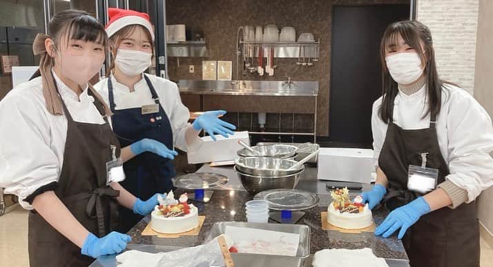 札幌ベルエポック製菓調理専門学校【公式】のインスタグラム：「🎄クリスマスオープンキャンパス🎄  クリスマスケーキ1人1ホール🎂&ラザニア作り🇮🇹  そして、クリスマスケーキビュッフェ✨✨  ベルの卒業生が活躍するパティスリー・ホテルのケーキをみんなで食べましたー😋  年内のオープンキャンパスは、終了となります。 今年もたくさんの高校生が来てくれました‼︎ ありがとうございます😊 年明けは1/22(日)29(日)に開催です🎍 2023年もよろしくお願い致します🌅  #札幌ベルエポック製菓調理専門学校 #製菓 #製菓実習 #パティシエ #シェフ #料理作り記録 #実習 #料理作り好きなひと繋がりたい #専門学校 #専門学生 #製菓専門学校 #お菓子づくり #調理師 #料理人 #オープンキャンパス #クリスマス #パーティ #プレゼント #ビュッフェ #バイキング #クリスマスケーキ」