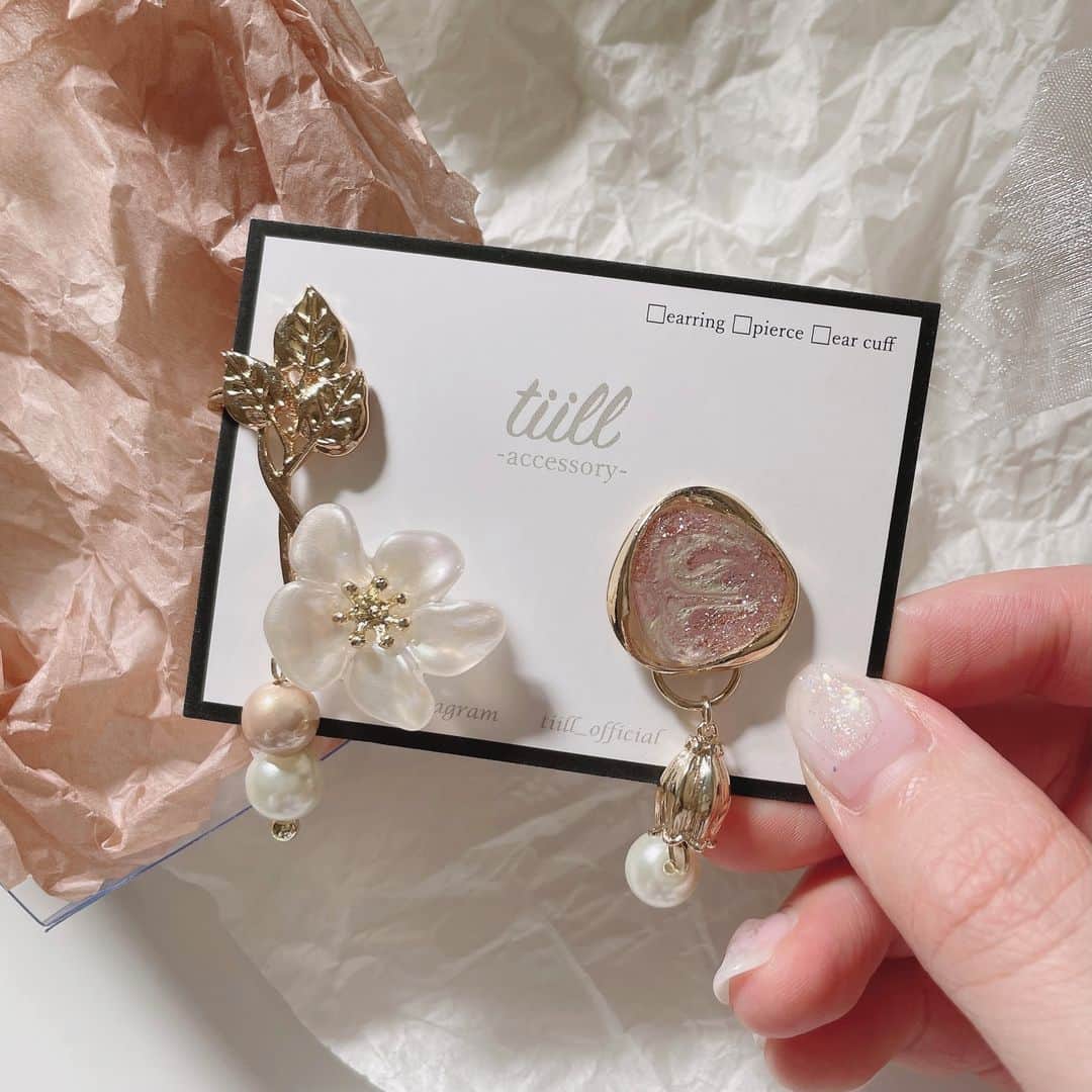 MERY ITEMのインスタグラム：「【recommend item】⁣⁣ 〈 tiill × MERY 〉⁣⁣ ⁣ "【tiill】flower marble ear cuff "⁣ ⁣ tiillで人気アイテムがMERYコラボver.として登場♡⁣ コーデに溶け込むように、上品で可愛らしくアレンジしてみました。⁣ お花とリーフが繋がったような個性派デザインのイヤーカフです💐⁣ ⁣ color：ピンク/グリーン⁣ ¥2,750⁣ ⁣ 💡このアイテムが気に入った方は、 6枚目以降のオススメアイテムもあわせてチェックしてみてください♡」