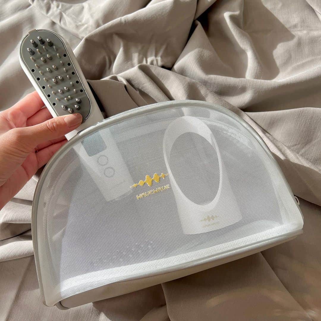 海外ファッション通販【sroku】のインスタグラム：「* 最近気になってた頭皮に使える美顔器、『スカルプブラシプレミアム』を試してみました𓍯  私は美容院に行くたび、頭皮が硬いって言われるんですが、 最近これ使い始めて、前より頭皮が柔らかくなったような気がする𓂃 𓈒𓏸 　 　 楽天市場で"美顔器" "wavewave"で検索してみてください✔︎ 　 　 #wavewave #美顔器 #pr #おすすめ」