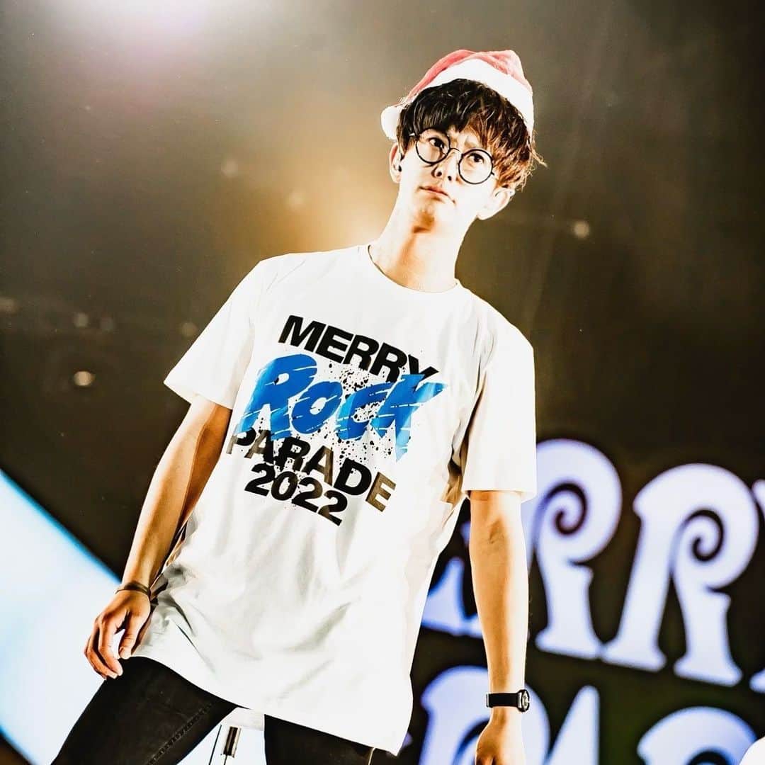 田辺駿一のインスタグラム：「. 2022.12.18 MERRY ROCK PARADE 2022 @ポートメッセなごや （ 1〜5枚目 ）  おそろしい程に早起きしたし、 おそろしい程に帰りの新幹線待たされたけど、 何も苦にならないくらいの最高の景色をこの日あなたと作れました。  すんごい寒かったから、ずっとよっちゃんに抱きついてた気がします。  2022.12.25 FM802 RADIO CRAZY 2022 @インテックス大阪 （ 6〜10枚目 ）  レディクレ、インテックスにおかえりなさい。 やっぱこの場所が落ち着く。 FM802のDJさんやスタッフさん達に再会できて嬉しかった。 何より来てくれたあなたに会えて嬉しかった。  12月25日だったのに、 MCでクリスマスのこと1mmも触れてなかったことが後悔の極みです。  📸ヤマダマサヒロ  #blueencount  #ブルエン」