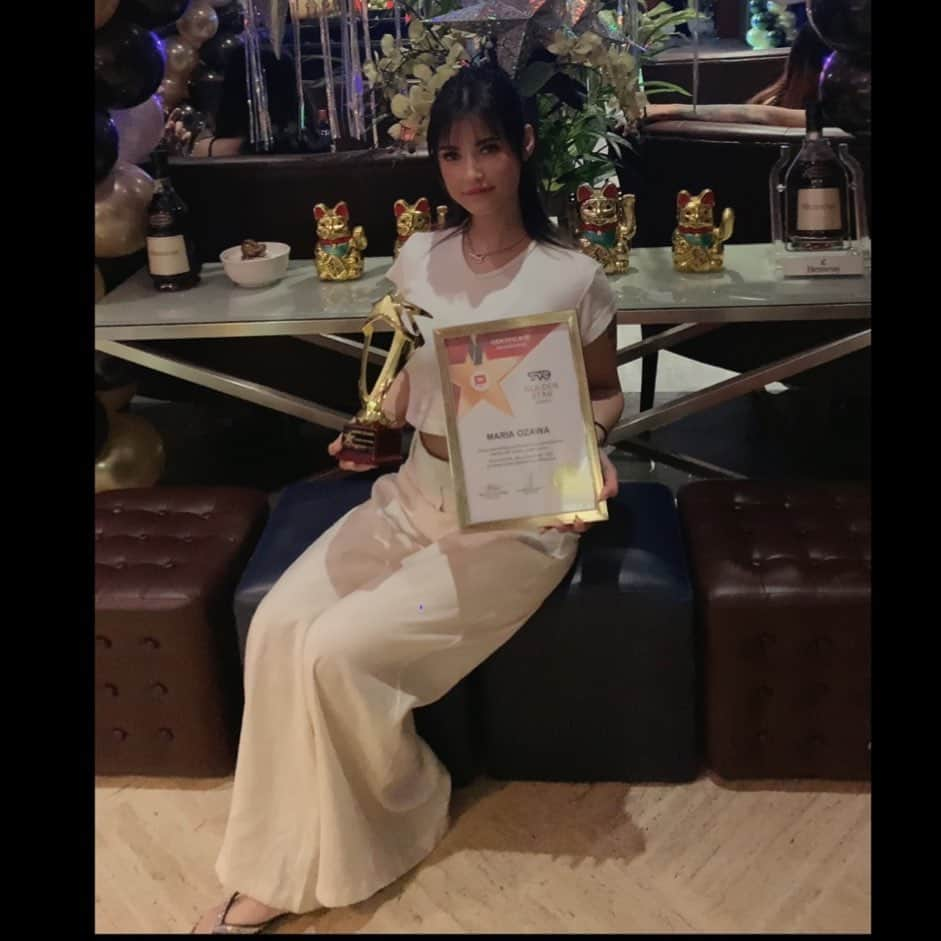 小澤マリアさんのインスタグラム写真 - (小澤マリアInstagram)「Another achievement done ✔️  Thank you so much TVC World for the amazing award !! No words can express how happy, proud, grateful, I am right now 😭 And thank you for bring it to my lounge also. I will forever treasure this !!   #lamaison #LM #madamwong #mariaozawa #tvcworld #goldenstaraward #philippines #itsmorefuninthephilippines #lounge #pr #gentlemansclub #yearendparty #受賞作品  #ゴールデンスターアワード #ラウンジビジネス　#ビジネス命 #経営者 #フィリピン #フィリピンクラブ #ラウンジ #小澤マリア」12月30日 19時07分 - maria.ozawa0108