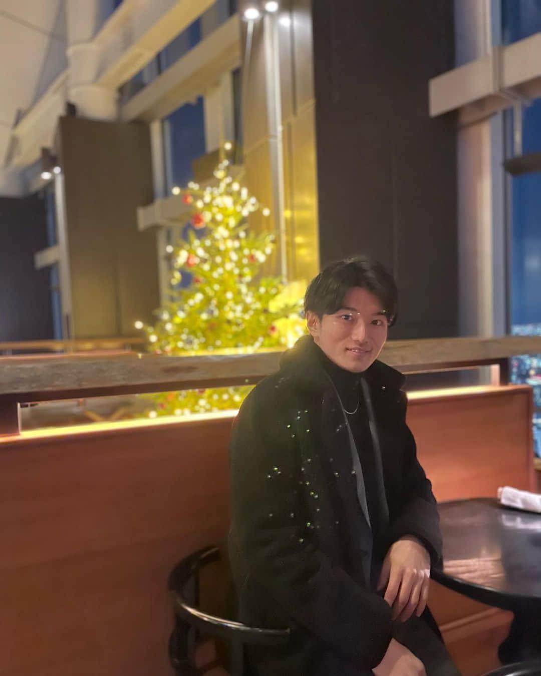 のインスタグラム：「・ メリークリスマス🎁 がこんなに遅れると思わなかったけど、 まだセーフですかね😇 ⁡ イルミネーション反射して、 エイリアンみたいになってもうた... インスタ投稿のリハビリせんとな ⁡ 2022年、明日で最後！ どんな大晦日を過ごしますか〜 ⁡ #メリクリ #遅れすぎた #虎ノ門ヒルズ #ルーフトップバー #アンダーズ東京」