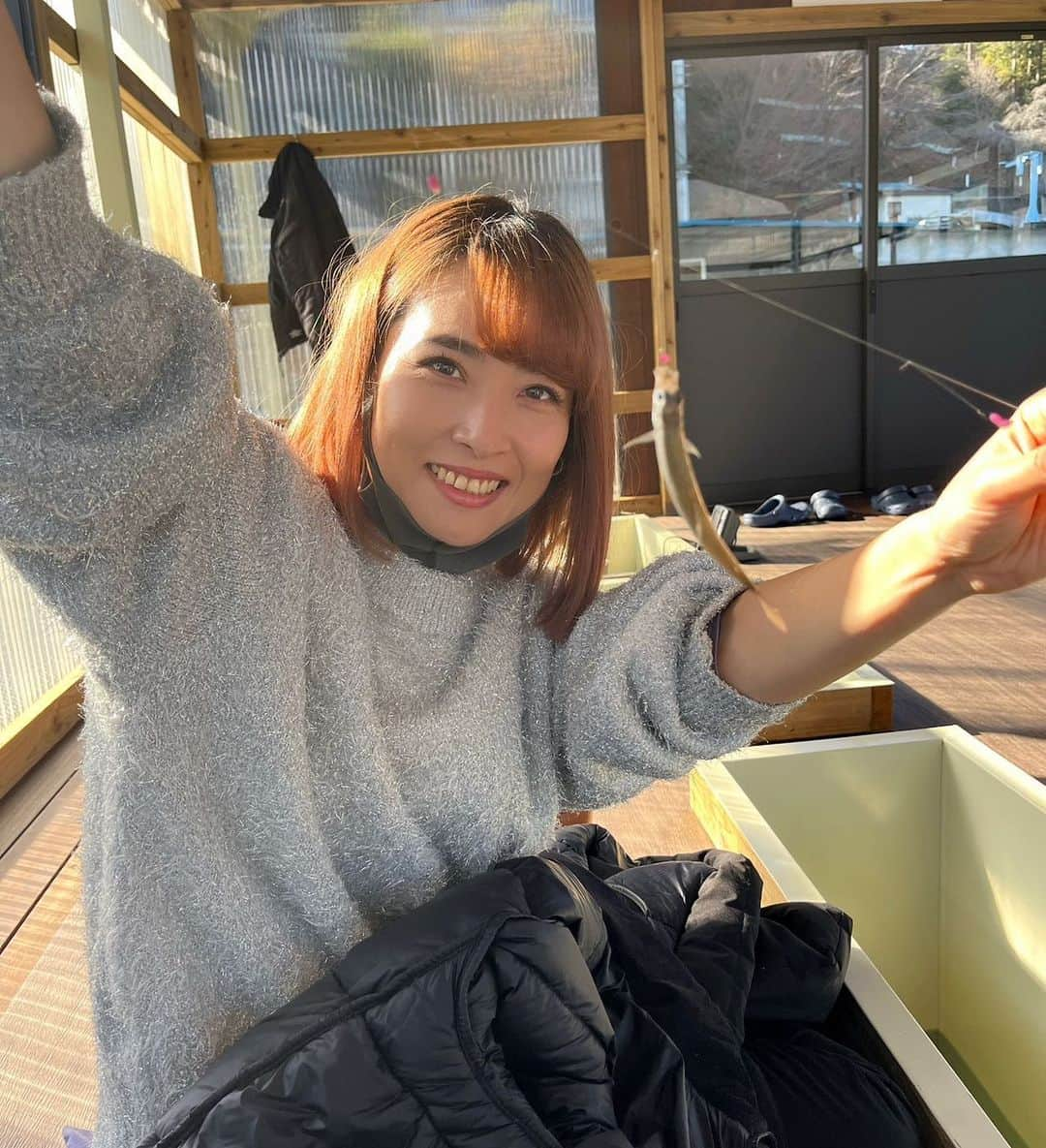 川目梢のインスタグラム：「先日 ワカサギでびゅーをしたのだ🎣 正味15分😂 なんとかデカわかさぎ釣れたよー ワカサギって小さいから撮影するのムズイことを知った😂ぶれぶれ  次回は1日ふぁいとだ✊  #ワカサギ釣り #ワカサギ #釣り #釣り好きな人と繋がりたい #釣りガール #釣り女子 #釣りバカ #釣りスタグラム」