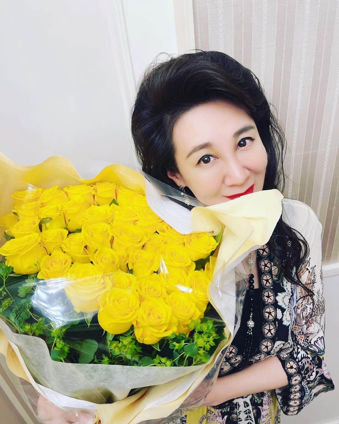 唐沢菜々江のインスタグラム：「一年のご挨拶🌹 今年もたくさんの出逢い たくさんの優しさ たくさんたくさんいただきました☺️  言葉では言い尽くせないほど 感謝の気持ちでいっぱいです❤️  あなたがいるから私がいて こうして仕事をする事ができ たくさんの勇気をもって 毎日を生きていられます✨  来年も前だけ見て頑張ります！  2022年も素敵な年でした❣️ ありがとうございました🙇‍♀️⁡  @nanae.karasawa  ⁡ *・。*゜・。・o゜・。*゜・。・o*゜・。*゜・。・  ⁡#唐沢菜々江 #菜々江ママ #銀座クラブ #高級クラブ #ホステス #youtube #ユーチューブ #youtuber #ユーチューバー #銀座ななえチャンネル」