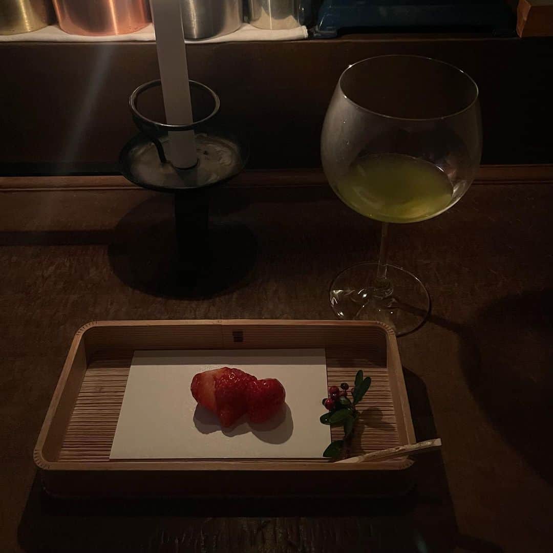 小川沙樹さんのインスタグラム写真 - (小川沙樹Instagram)「📍yorozu 2023年になってしまう前に今年私が行った中で最も素敵だったお店を紹介させてください。 2週間ほど前、友達と福岡旅行中に1人で行動する時間があったので訪れたyorozuさん。 お茶とお菓子が楽しめるお店なんですが、出てくるお茶お菓子の一つ一つが美しすぎる。 見た目が美しいのはもちろんのこと、お味もすごく繊細で一口一口噛み締めながら味わいました。 年が変わる前にこんな素敵なお店に出会えて一年の締めくくりとしてふさわしい旅になりました。 福岡に行った際に立ち寄るのではなく、ここに訪れるために福岡に行こうと思えるほどお気に入りのお店。」12月30日 19時30分 - ogawa__saki