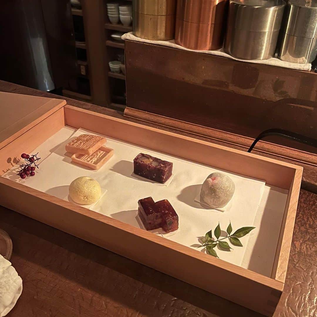 小川沙樹さんのインスタグラム写真 - (小川沙樹Instagram)「📍yorozu 2023年になってしまう前に今年私が行った中で最も素敵だったお店を紹介させてください。 2週間ほど前、友達と福岡旅行中に1人で行動する時間があったので訪れたyorozuさん。 お茶とお菓子が楽しめるお店なんですが、出てくるお茶お菓子の一つ一つが美しすぎる。 見た目が美しいのはもちろんのこと、お味もすごく繊細で一口一口噛み締めながら味わいました。 年が変わる前にこんな素敵なお店に出会えて一年の締めくくりとしてふさわしい旅になりました。 福岡に行った際に立ち寄るのではなく、ここに訪れるために福岡に行こうと思えるほどお気に入りのお店。」12月30日 19時30分 - ogawa__saki