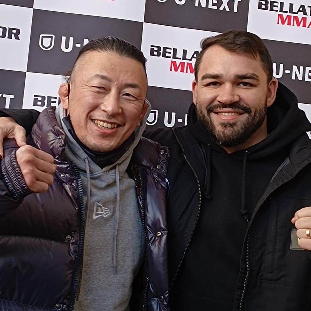 川尻達也のインスタグラム：「六本木ヒルズアリーナで行われたRIZIN冬祭り2022に参加してきました。 2019年RIZINライト級GPで戦ったパトリッキー・ピットブル・フレイレと対談。 仕事と言いつつ同じく対談をした桜庭さんとホイス・グレイシーとスリーショットにダブルネームでサインをもらって気分は20代の頃の格闘技好き少年に戻ってました。  明日はいよいよ大会当日。 私も解説者として参加します。 U-NEXTやABEMATV のPPVで配信されます。 RIZIN vs Bellator全面対抗戦。 普通ではあり得ない両団体のチャンピオン対決が明日日本で実現します。  ファンの皆さん。 明日はジャパニーズMMAにとって歴史的な1日になるでしょう。 我々が目にするのは希望か絶望か？ 目を逸らさずしかと見届けましょう。  ファイターの皆さん ファンの期待、プロモーターの思惑。 そんなもの二の次です。 自分の気持ちを1番に戦ってください。 日本の大晦日。 さいたまスーパーアリーナという最高な場所で自分は何を見せたいのか？ どうなりたいのか？ 自分の思い全てをリングで見せつけてください。 明日戦う全ての選手に感謝します good luck！！！」