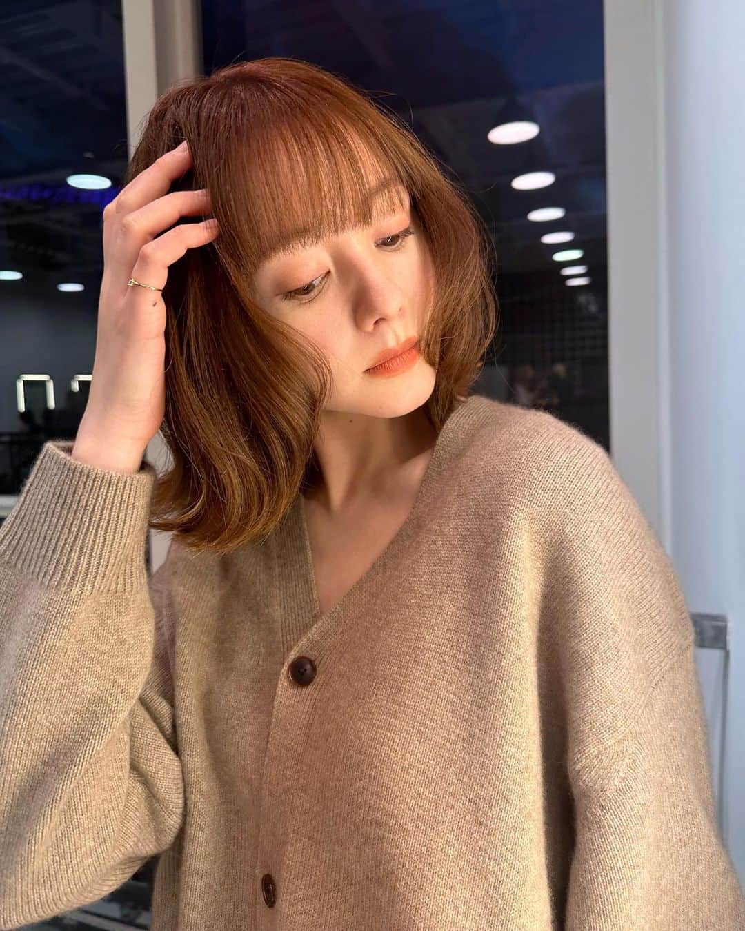 のインスタグラム：「今年最後のヘアーメンテナンス☺️😌  今日は家の掃除もできた🧹  明日はお昼に野菜ときのこたっぷりすきやき作って、夜はおそばを食べて…♡  ゆっくり過ごします。  ん〜、楽しみだ🥰  カーディガン　@auralee_tokyo マフラー　@marni」