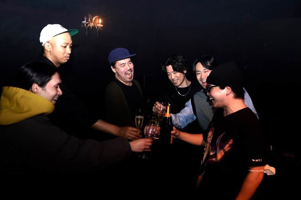 のインスタグラム：「2022.12.17 Sat. Apple Pie at Club Harlem  この日はゲストにJASMINEを迎えて、feat. DaBookのR&B PartyスタイルでのShot Live🎤 新しいチャレンジがバッチリとハマった夜でした！  そして来年からタイに移住するというDJのSyu @shusaku_kikko が今回でラスト出演ということでみんなで乾杯。 カワイイ後輩が居なくなるのは寂しいけど、また戻ってくる日を楽しみにしてるよ！！！  今年のApple Pieは数々の20周年スペシャル企画を経て、今までに無い大きな手応えを感じた一年でした✨  Apple Pieのメンバーや共演者、そしてお客さんと一緒にこれからも日本のR&Bパーティーの先頭を走り続けて行きたいと思います🔥🔥🔥  photo by @mizukisakabook  #applepie_rnb #clubharlem #rnbparty #djkomori #jasmine」