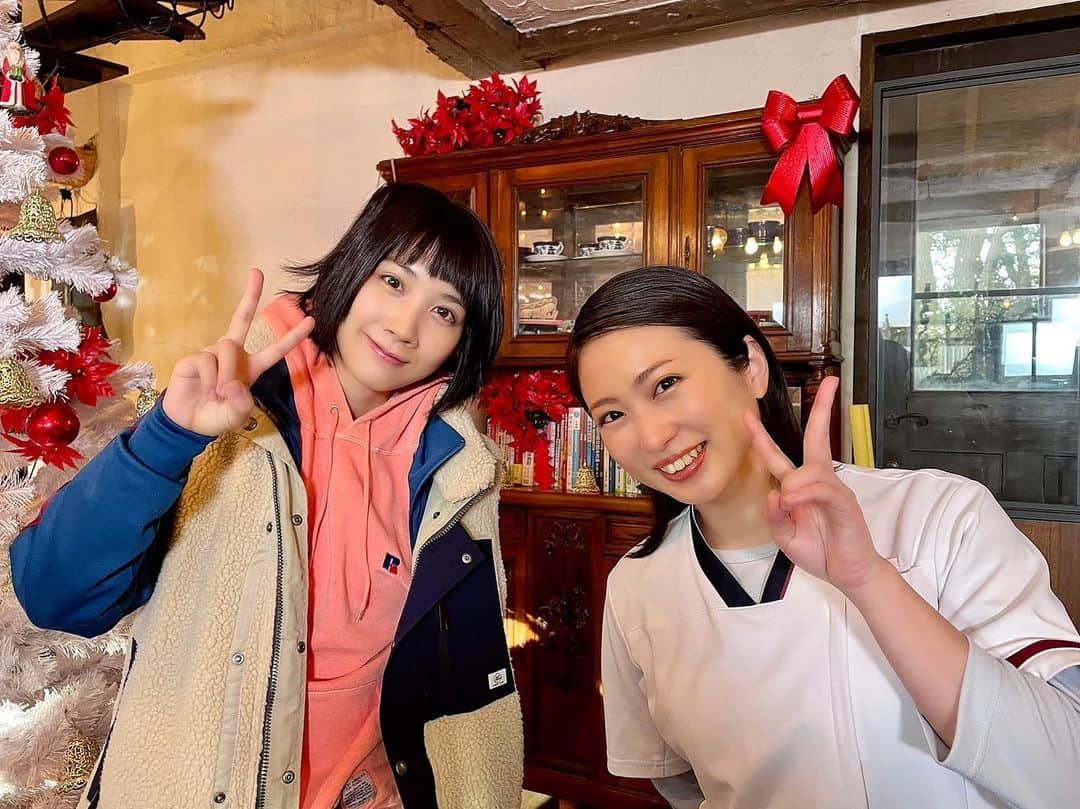 リエゾン－こどものこころ診療所－のインスタグラム：「.  志保先生（#松本穂香）と 堀凛先生（#志田未来）をパチリ📸  おふたりの素敵な笑顔をどうぞ。  #リエゾン #1月20日スタート #毎週金曜よる11時15分」
