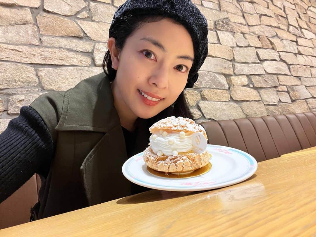 のインスタグラム：「・  いつだったか山梨のカフェで食べたシュークリーム🧁  今年は後半戦毎日駆け抜けていたから（YouTubeも中々更新されなくてもう皆首が伸びすぎたかな？年末年始で頑張って札幌編を作っています🎊）  あまりカフェに行かなかったので、 来年は#ayanom やっぱり集めたいところ☕️  みなさまは、どんな一年になりましたか？  何はともあれ健康が1番！！ 暖かくしてお過ごし下され♨️  #シュークリーム #カフェ #山梨カフェ  #年末 #年末のご挨拶 #sweets #cafe  #よいお年を」