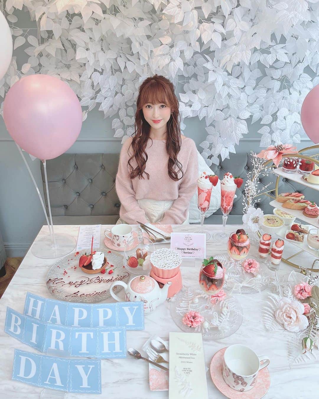下薗なおこのインスタグラム：「友人のお誕生日を@hautecouturecafe_official で お祝いしました🥂🍓✨  とってもかわいい装飾になっているので女子会やお誕生日のお祝いにもとてもオススメです🥰  かわいいメッセージプレートを出していただきありがとうございました❣️  白イチゴの世界観が可愛すぎたので今の装飾の間にまた伺いたいです🍓✨  #hautecouturecafe  #hautecouturecafe_producedby_gg #hautecouturecafe #中目黒カフェ #オートクチュールカフェ #Haute couture cafe」