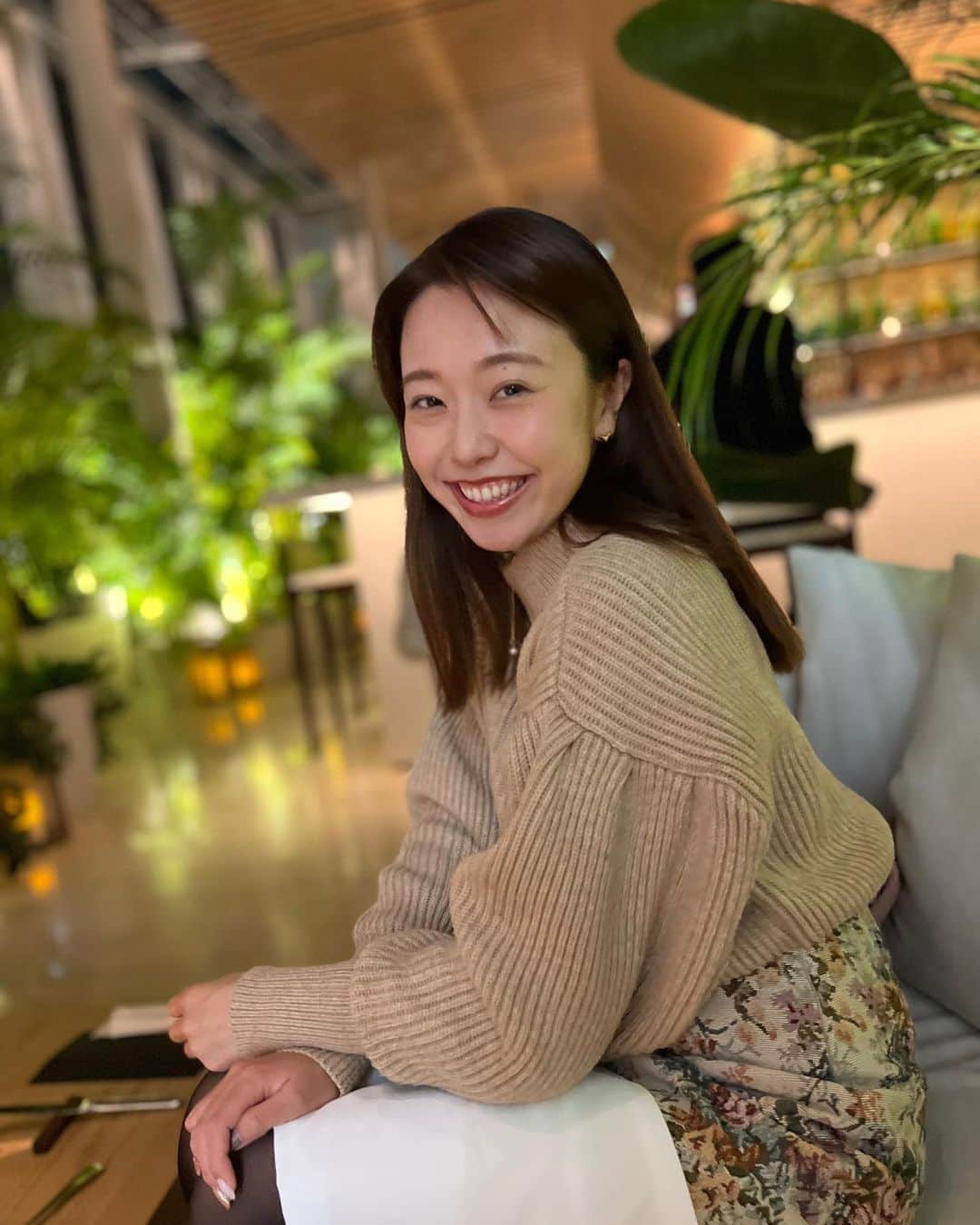 のインスタグラム：「今日で仕事納め🌙✨ みんなはいつだったー？  今年もゴルフや競輪などなど たくさんお仕事させてもらえてすごく幸せな1年でした♡  お仕事でも旅行でも いろんなところに行くのが大好きなので また来年もいろんなところに行けたらいいなあ☺️♥️  久しぶりにプライベートの写真をお届けするよん ホテルのバーで夜景に癒された日🍸🤍  #仕事納め#バー#エディション#夜景#東京タワー#ゴルフ#ゴルフ女子#ホカンス#虎ノ門#東京エディション虎ノ門」