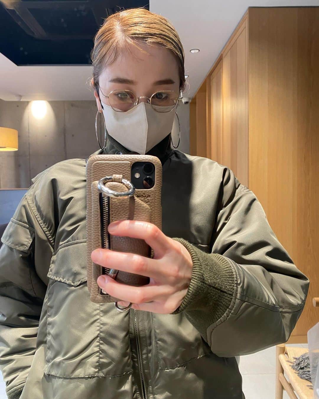 のインスタグラム：「ここ数年お仕事中ずっとマスクをつけているということもあり 前髪のスタイリングを色々と変えて  飽きがこない様 ヘアスタイリングを楽しむ事が増えた💭」