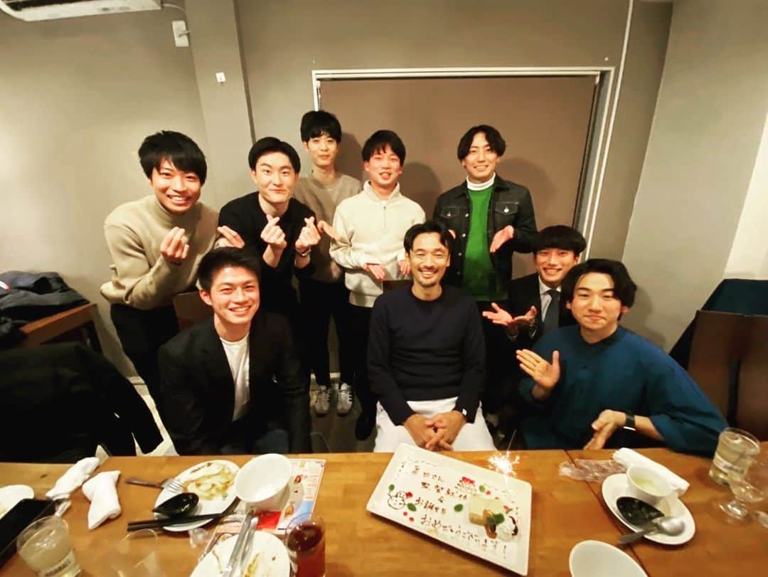 戸田和幸さんのインスタグラム写真 - (戸田和幸Instagram)「昨晩の事ですが監督キャリア初めての選手達、今は立派な社会人となった慶應Cチームの選手達と食事会を。  プレートに「扉田さん」と書かれていたのはご愛嬌、寄書きまでいただき嬉しく楽しい会でした。  逞しく成長する若者達にとって刺激的な人間でい続けられるよう、自分こそがチャレンジャーとして挑み続けようという心構えを改めて持つ事が出来た夜でした。  #慶應  #cチーム  #1期生 #同窓会  #思い出  #これから  #夢  #挑戦  #同志」12月30日 20時15分 - kazuyuki_toda_official