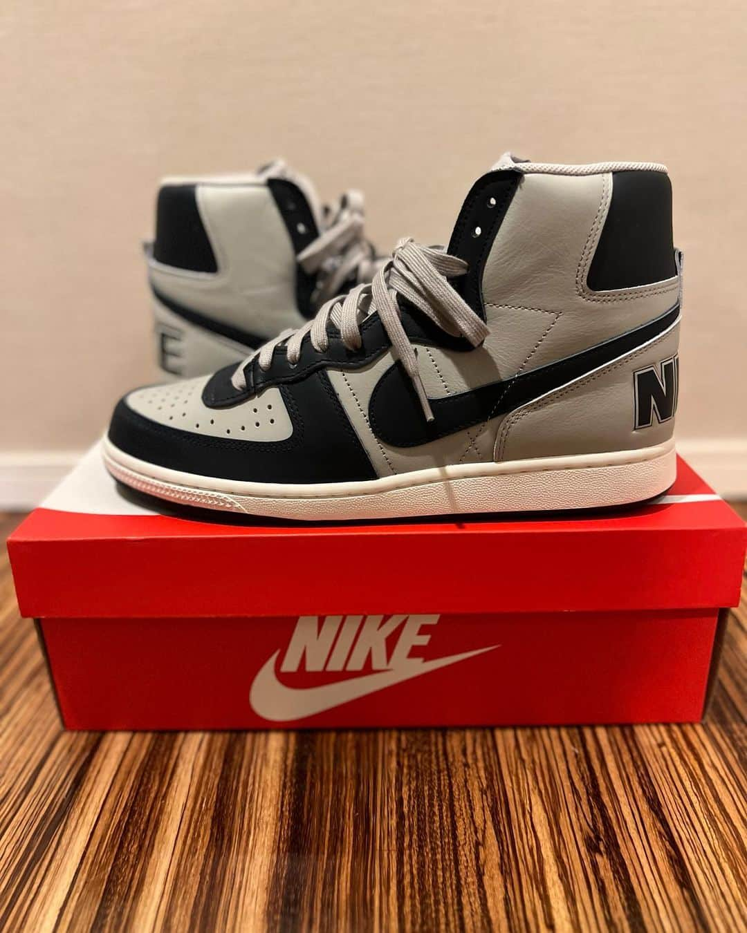 岩本煌史のインスタグラム：「got new kicks!!  NIKE TERMINATOR HIGH "GEORGETOWN/GRANITE AND DARK OBSIDIAN"(2022)  #nike #ナイキ #terminator #ターミネーター #georgetown  #ジョージタウン #terminatorgeorgetown #ターミネータージョージタウン  #prowrestler #プロレスラー #prowrestling #プロレス #三重県 #桑名市 #出身 #岩本煌史 #sneaker #スニーカー #スニーカー大好き #足元倶楽部 #スニーカーヘッズ」