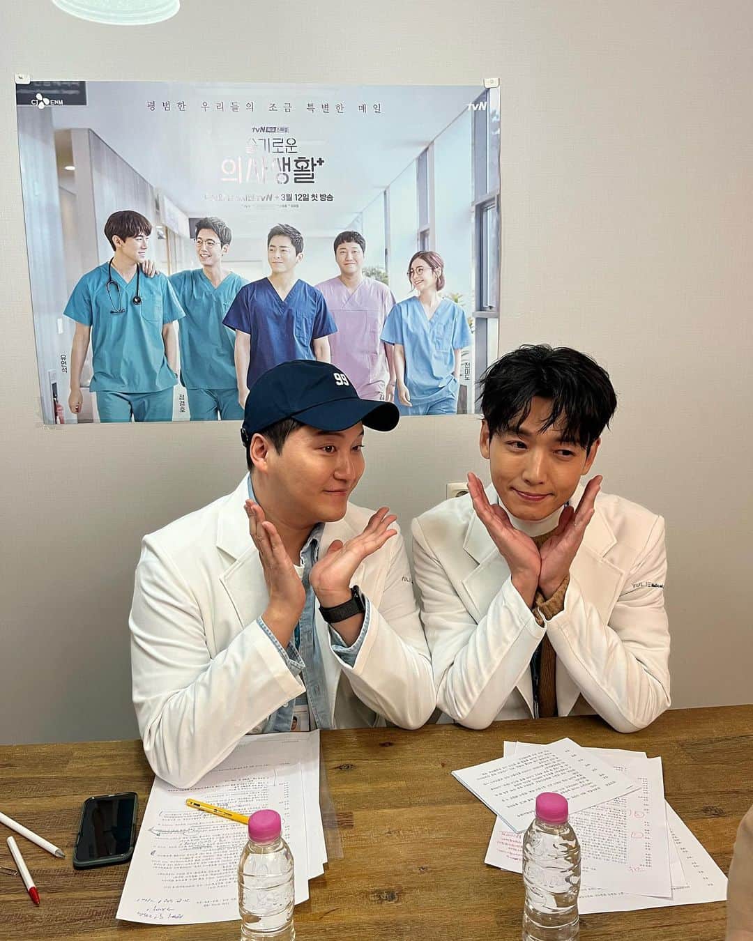 チョン・ギョンホのインスタグラム：「#슬기로운의사생활 #잊지말자블루레이 #잊지말자슬의생 _ 잠시 후 9시 <채널십오야> 라이브❤️🫰🏻」