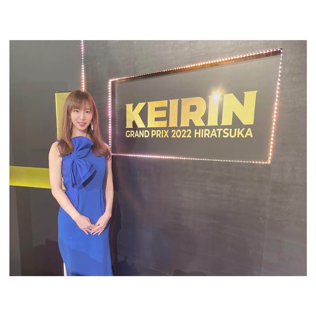 塩地美澄のインスタグラム：「🏆KEIRINグランプリ2022 🏆 優勝は 脇本雄太 選手でした。 グランプリ初制覇! 史上初の年間賞金3億円突破 おめでとうございます!  競輪はまだまだ初心者ですが 熱いレースで魅了してくれる選手の方々のおかげで来年も今から益々楽しみになりました‼︎  連日、一緒に番組を盛り上げて頂いた 皆さま有難うございました✨  良いお年をお迎えくださいね〜😉  ✅12/20 DVD『美人教師の1日』発売 ※お渡し会は1/29（日）12時〜@秋葉原  ✅写真集『瞬間（とき）』発売中  ✅2023年カレンダー 発売中 #塩地美澄」
