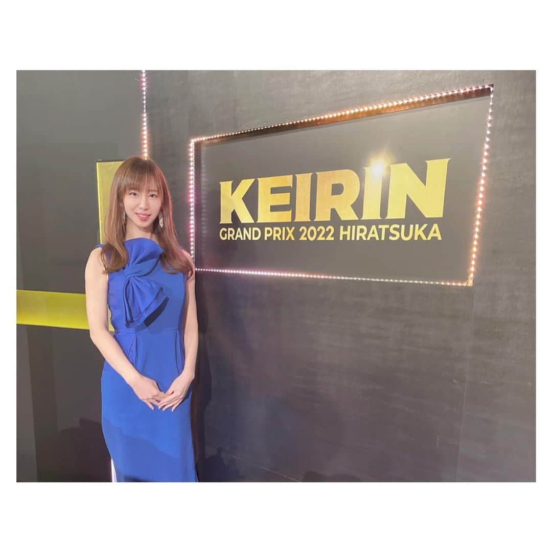 塩地美澄さんのインスタグラム写真 - (塩地美澄Instagram)「🏆KEIRINグランプリ2022 🏆 優勝は 脇本雄太 選手でした。 グランプリ初制覇! 史上初の年間賞金3億円突破 おめでとうございます!  競輪はまだまだ初心者ですが 熱いレースで魅了してくれる選手の方々のおかげで来年も今から益々楽しみになりました‼︎  連日、一緒に番組を盛り上げて頂いた 皆さま有難うございました✨  良いお年をお迎えくださいね〜😉  ✅12/20 DVD『美人教師の1日』発売 ※お渡し会は1/29（日）12時〜@秋葉原  ✅写真集『瞬間（とき）』発売中  ✅2023年カレンダー 発売中 #塩地美澄」12月30日 20時26分 - misumi.shiochi.official