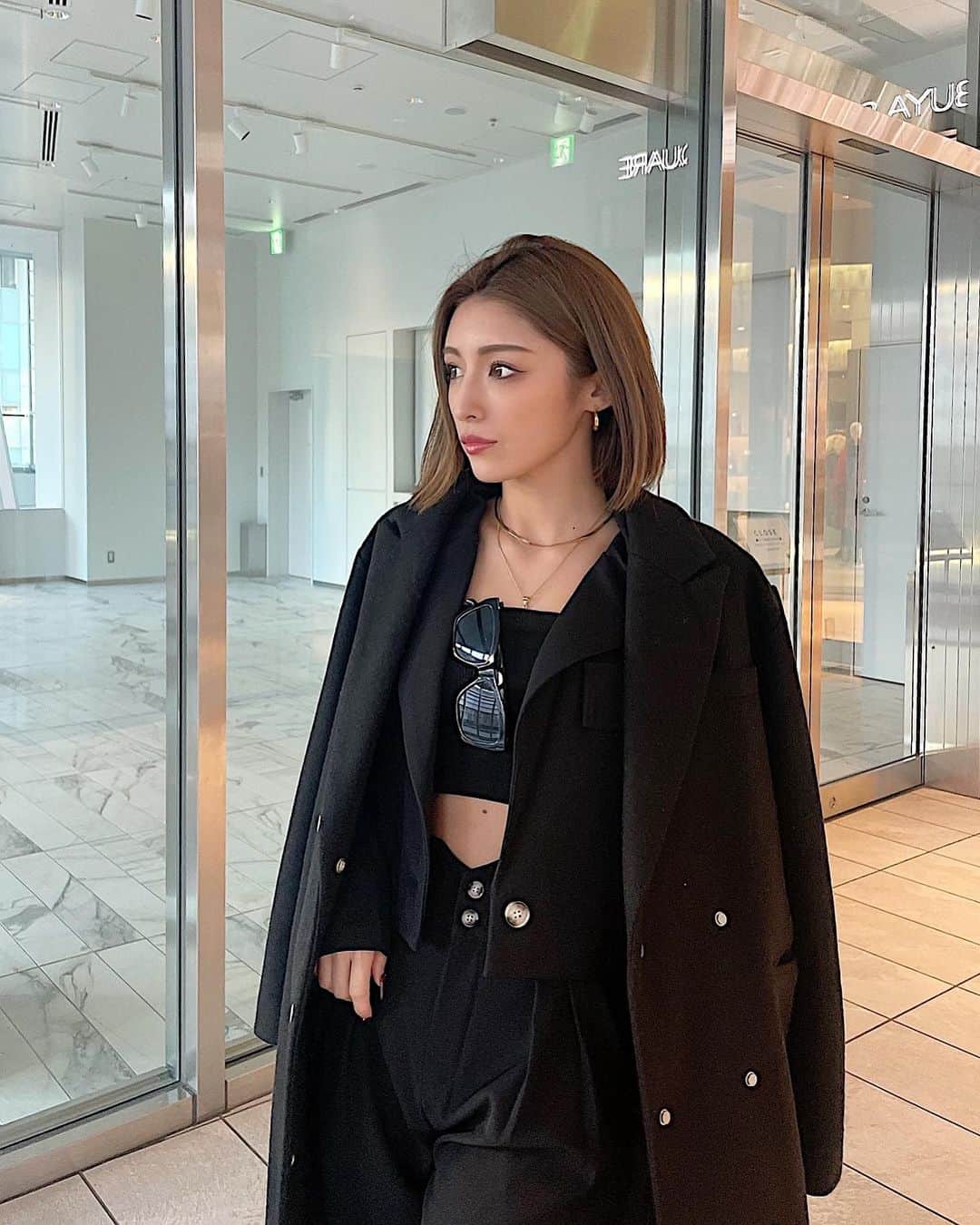 MIWAのインスタグラム：「BLACK♣️code ㅤㅤㅤㅤㅤㅤㅤㅤㅤㅤㅤㅤㅤ ㅤㅤㅤㅤㅤㅤㅤㅤㅤㅤㅤㅤㅤ 載せれてなかったコーデ🥺 セットアップとしても別でも 着れるから楽ちんだよね🌹♪ @dayacorde.official のだよ🫶🏼 ㅤㅤㅤㅤㅤㅤㅤㅤㅤㅤㅤㅤㅤ ブーツはほぼ毎日ってくらい 愛用しすぎてる🖤  @aclent_official のもの🪶  ㅤㅤㅤㅤㅤㅤㅤㅤㅤㅤㅤㅤㅤ これから友達とプチ忘年会🌼 明日は福島飛びまーすっ🌳 ㅤㅤㅤㅤㅤㅤㅤㅤㅤㅤㅤㅤㅤ #ブラックコーデ#シンプルコーデ #冬服#ootd#ボブヘアー#海外ファッション」